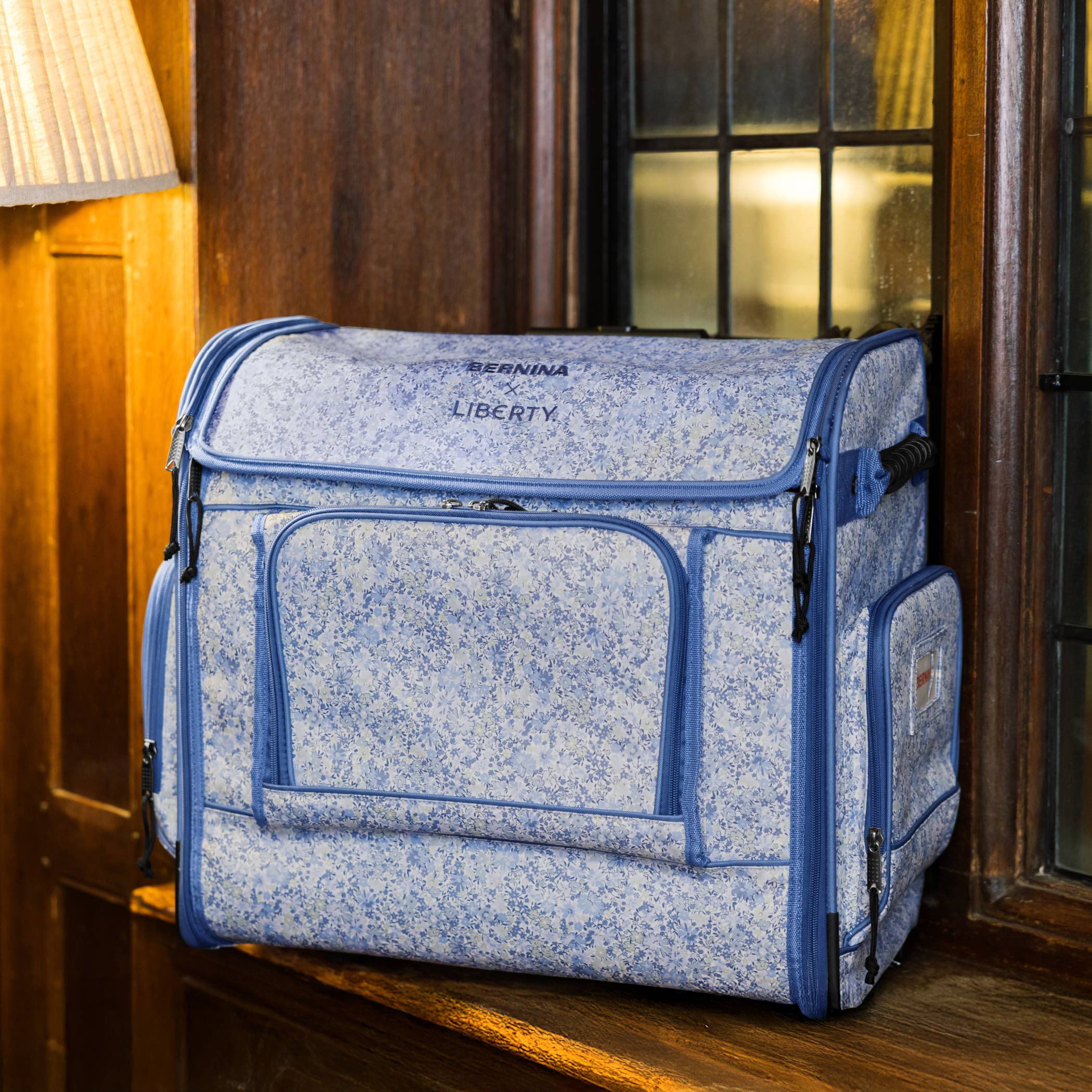 BERNINA 495 Liberty Edition — trolley assorti en imprimé Liberty