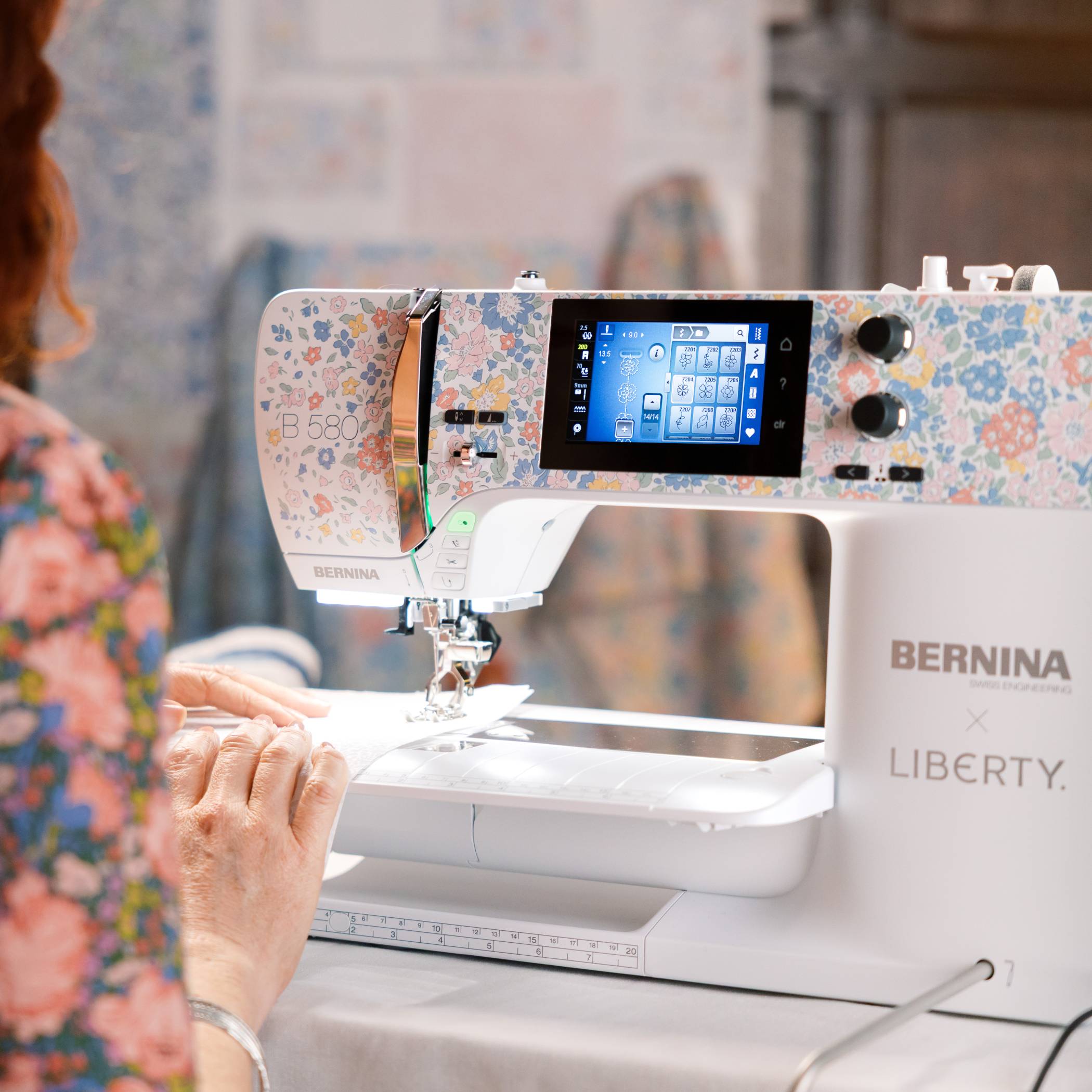 BERNINA 580 Liberty Edition — système mains libres FHS, guidage du tissu au genou