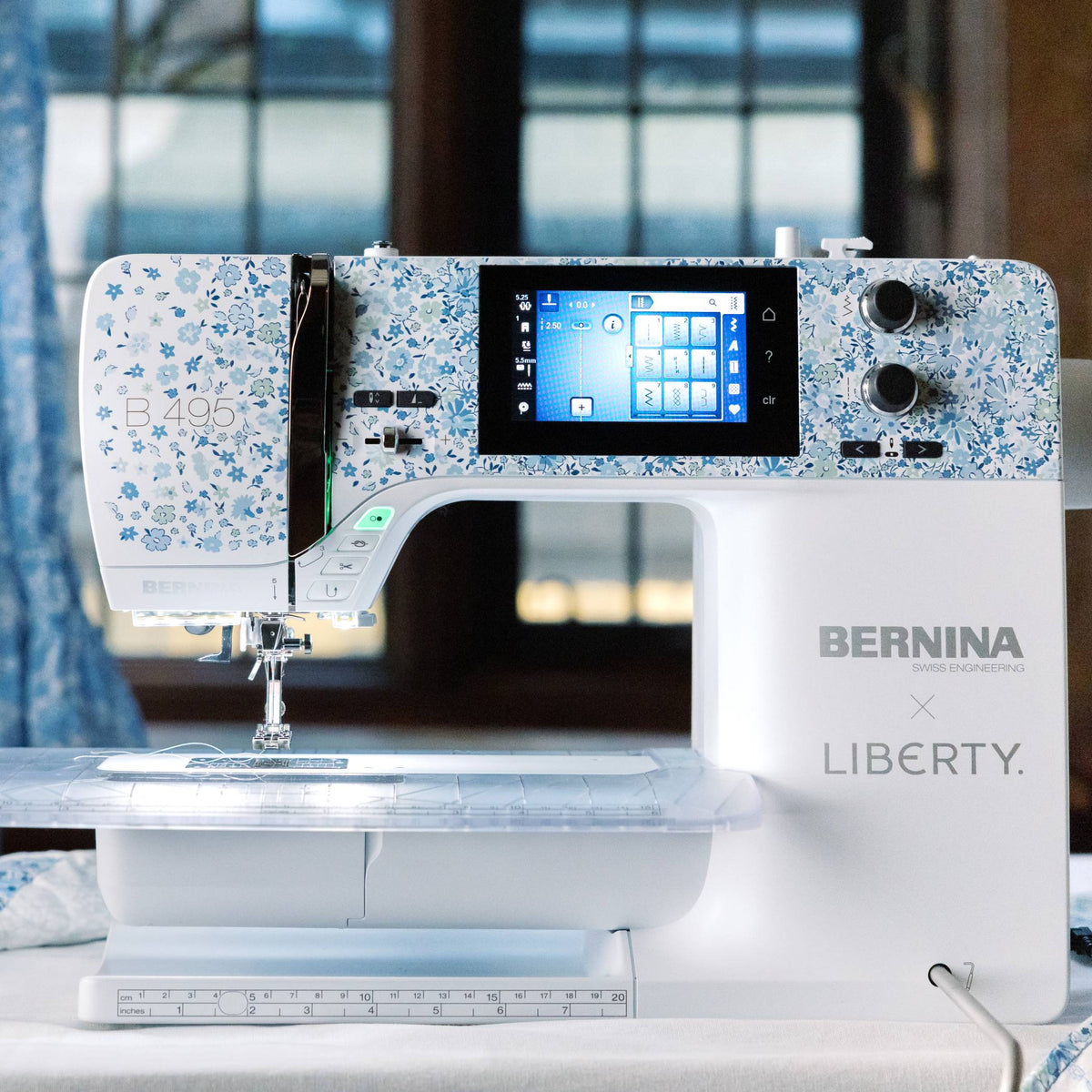 BERNINA 495 Liberty Edition — plaque frontale imprimée Velasco Meadow