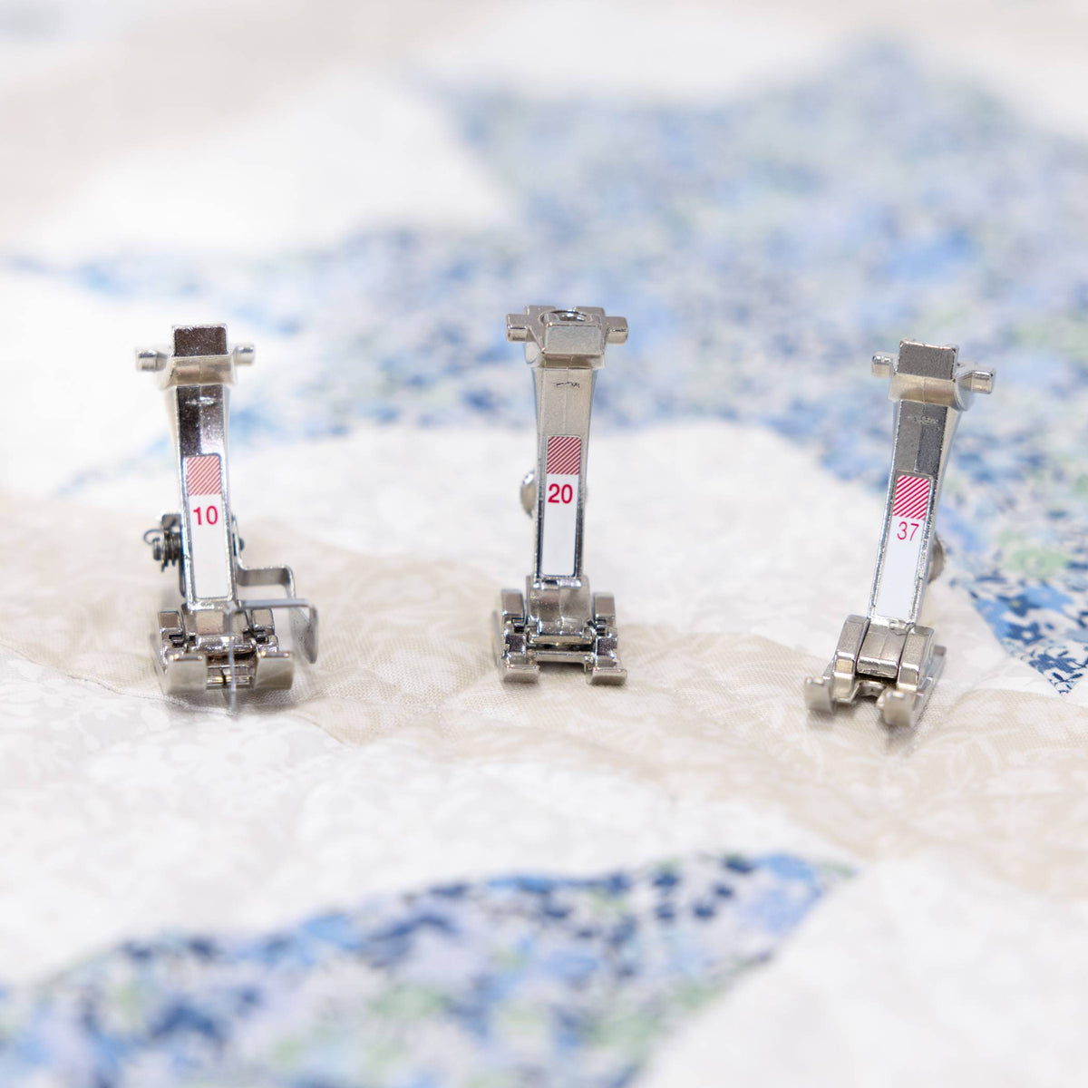BERNINA 495 Liberty Edition — pieds-de-biche supplémentaires #10, #20 et #37