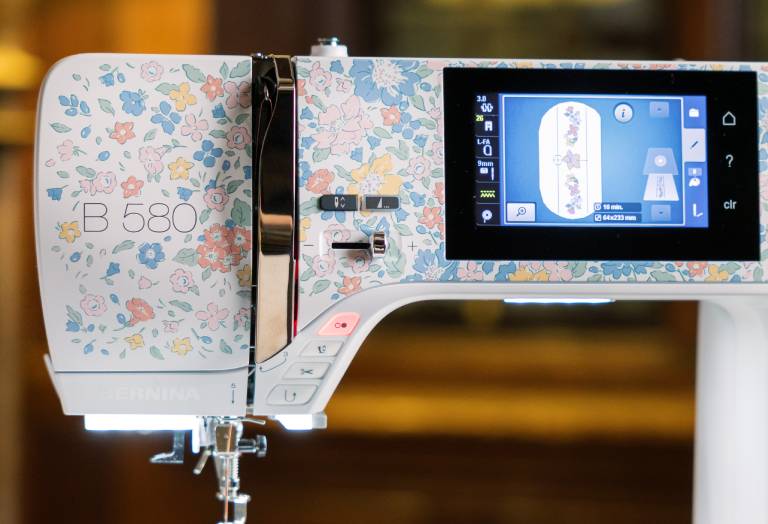 BERNINA 580 Liberty Edition — design exclusif de la plaque frontale Glen Lyon Blooms