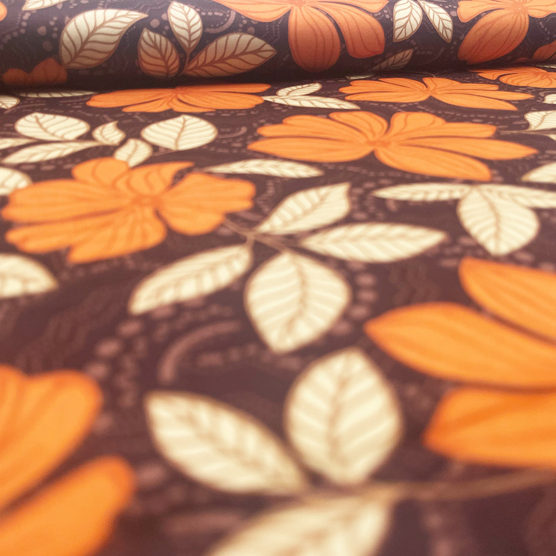 Satin de Coton fleuri automnal – Orange et beige sur marron