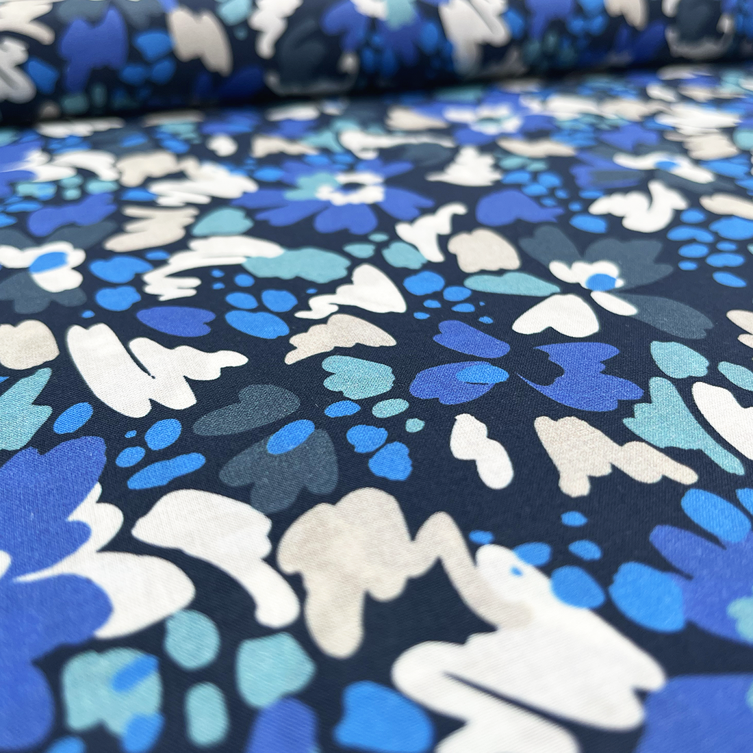 Tissu Coton Imprimé Liberty – Bleu Roi et Écru sur Marine