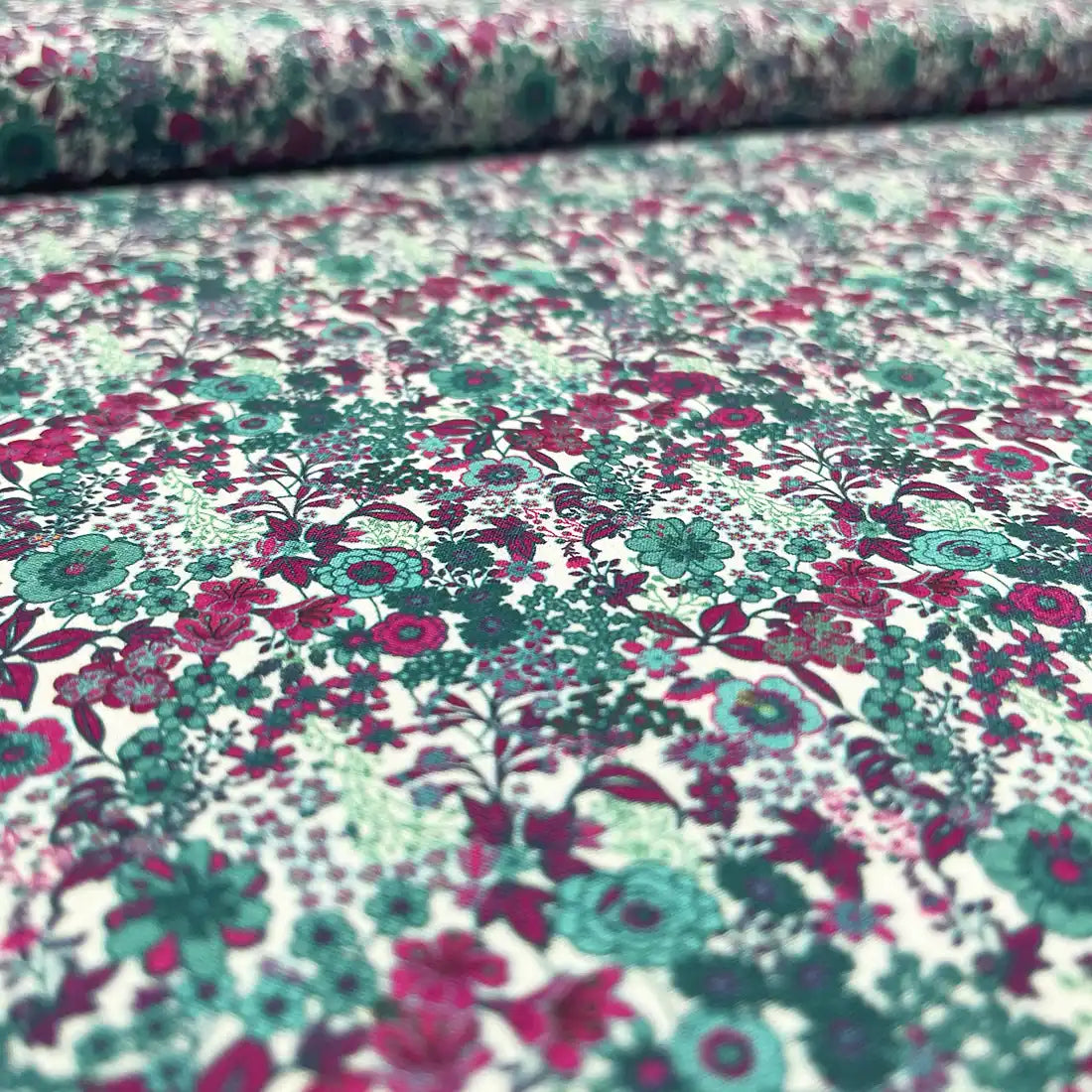 Tissu Coton Imprimé Liberty – Jardin Fuchsia sur Fond Ivoire