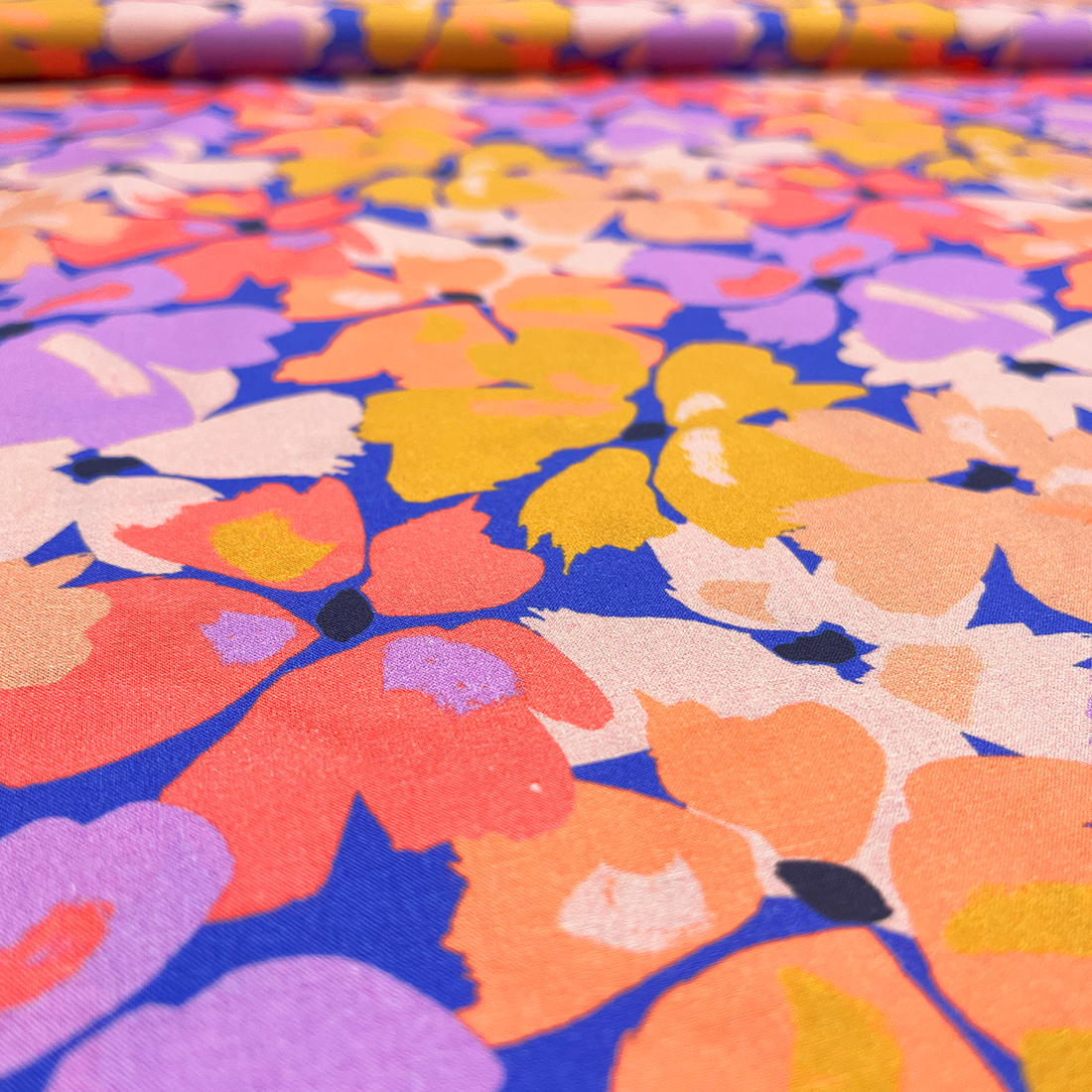 Tissu Fleuri Liberty – Couleurs Vives sur Fond Bleu Électrique