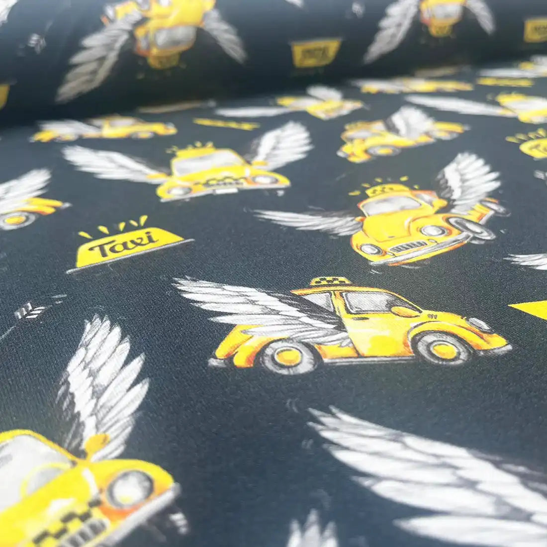 Tissu French Terry – Taxis Jaunes Ailés sur Fond Bleu