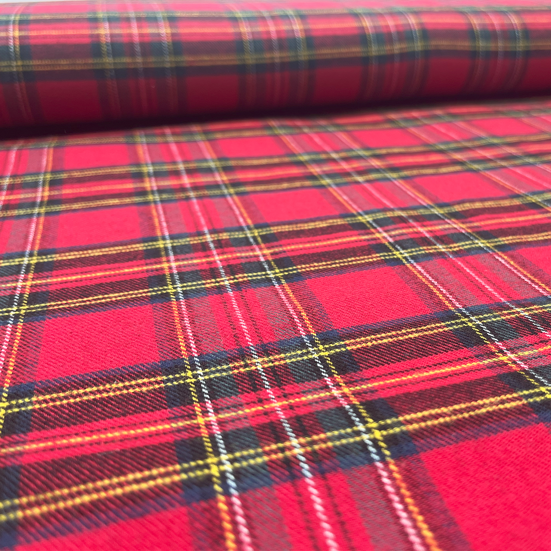 Tissu Hivernal Doux – Flanelle de Coton à Carreaux Rouges