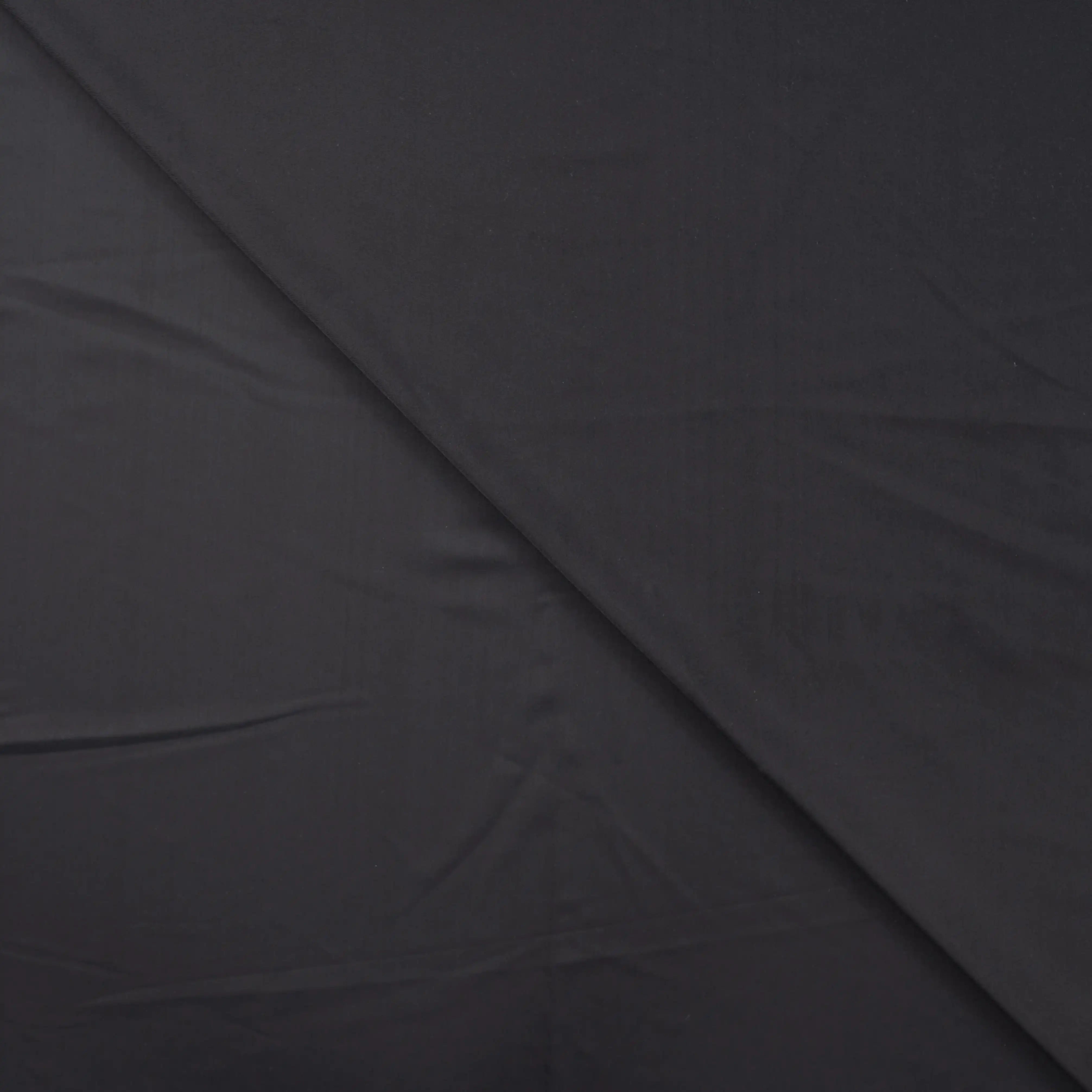 Tissu Noir Technique – Élasticité et Sobriété