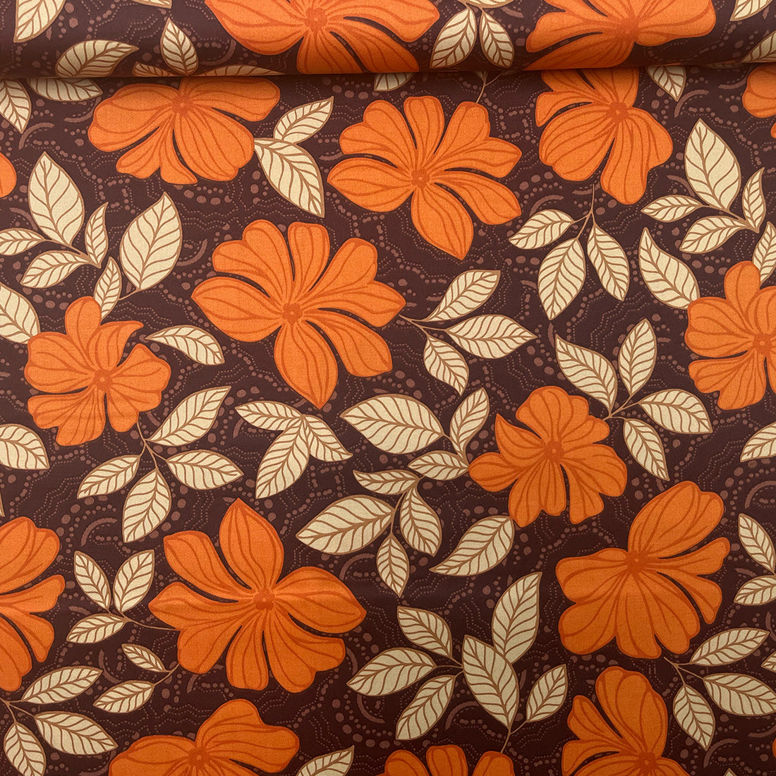 Tissu Satin de Coton imprimé fleurs exotiques orange sur fond sombre