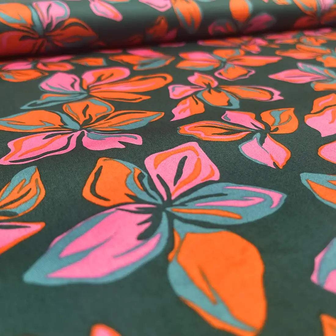 Tissu Satin de Coton motifs tropicaux – Douceur et brillance subtile