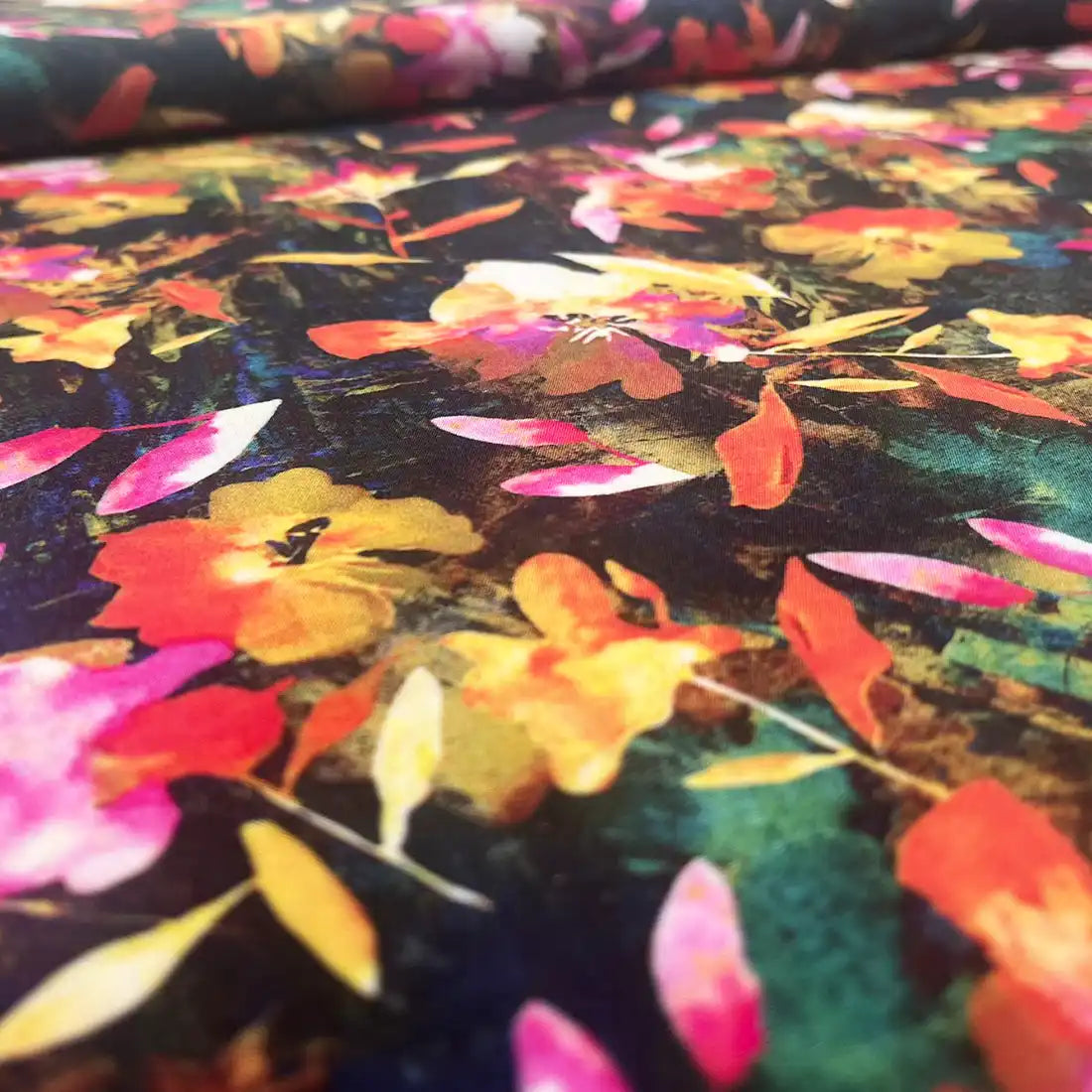 Tissu Viscose Floral – Explosion de Couleurs sur Fond Foncé