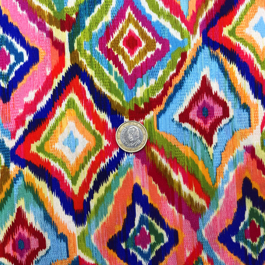 Tissu Viscose Losanges Multicolores – Style Ethnique et Dynamique