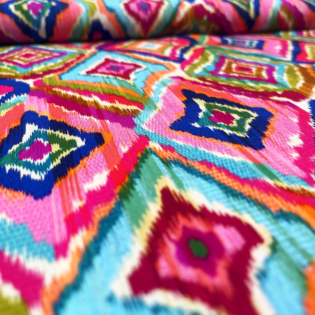 Tissu Viscose Losanges Multicolores – Style Ethnique et Dynamique