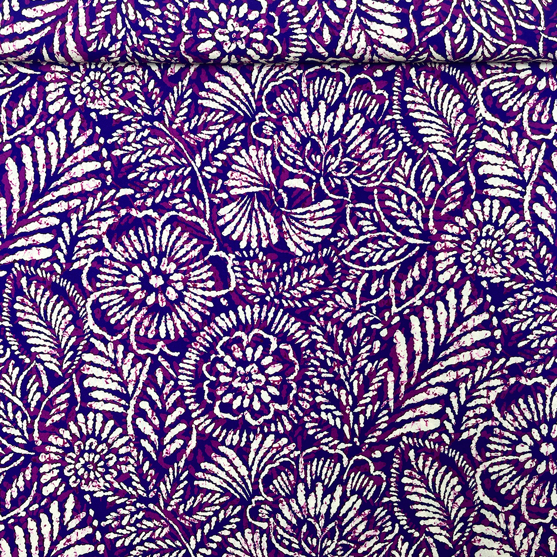 Tissu Viscose à Motifs Floraux Violets – Délicatesse et Style