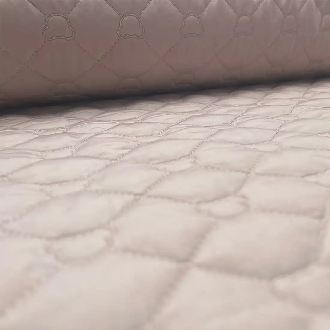 Tissu doux matelassé, broderie ourson beige