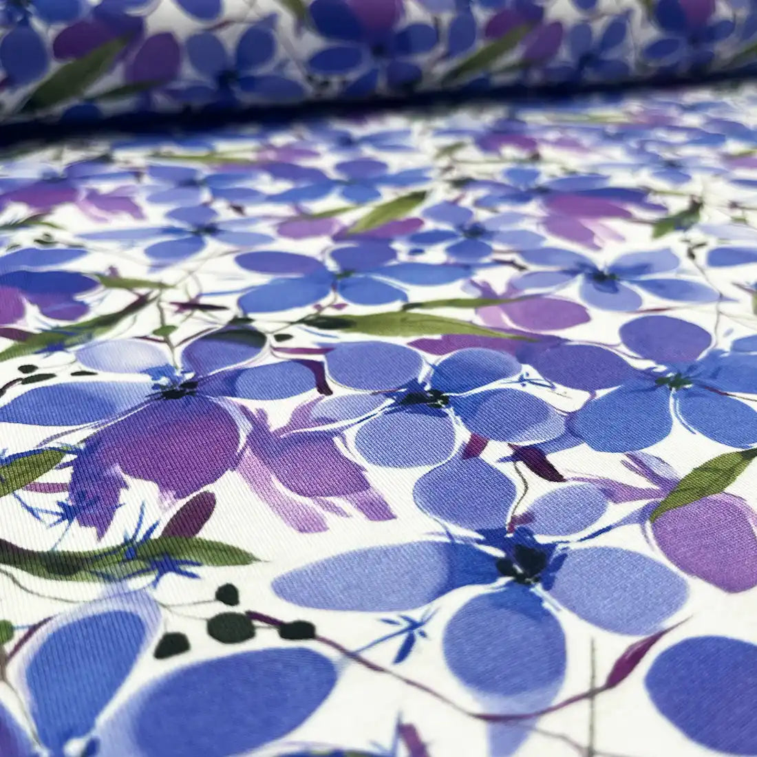 Tissu fleuri extensible Jersey de Punto – Bleu et violet éclatant