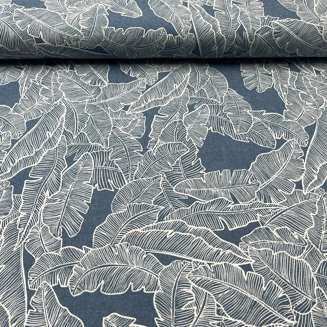 Tissu jean stretch bleu motif feuilles tropicales