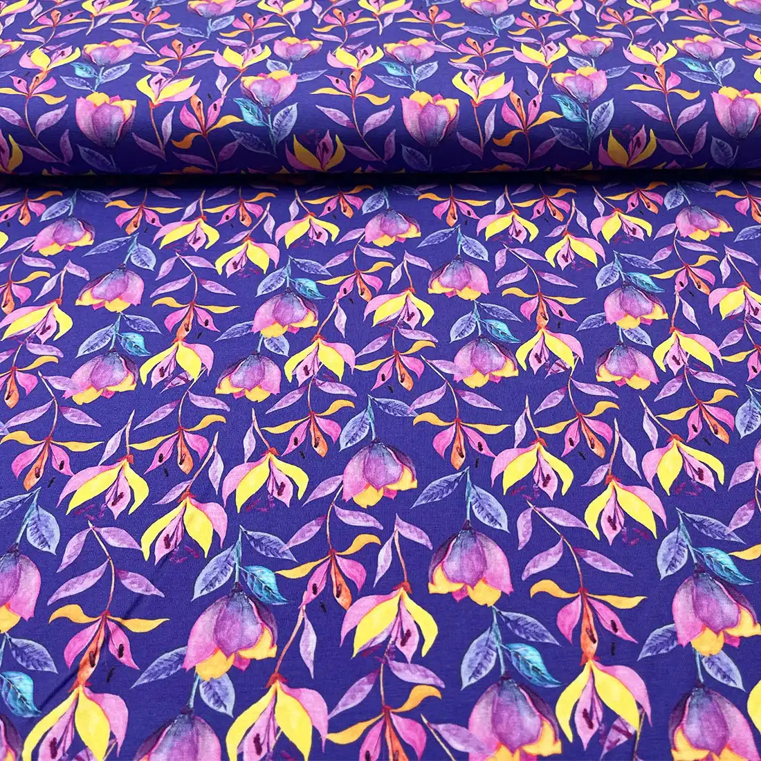 Tissu jersey fleurs colorées sur fond violet