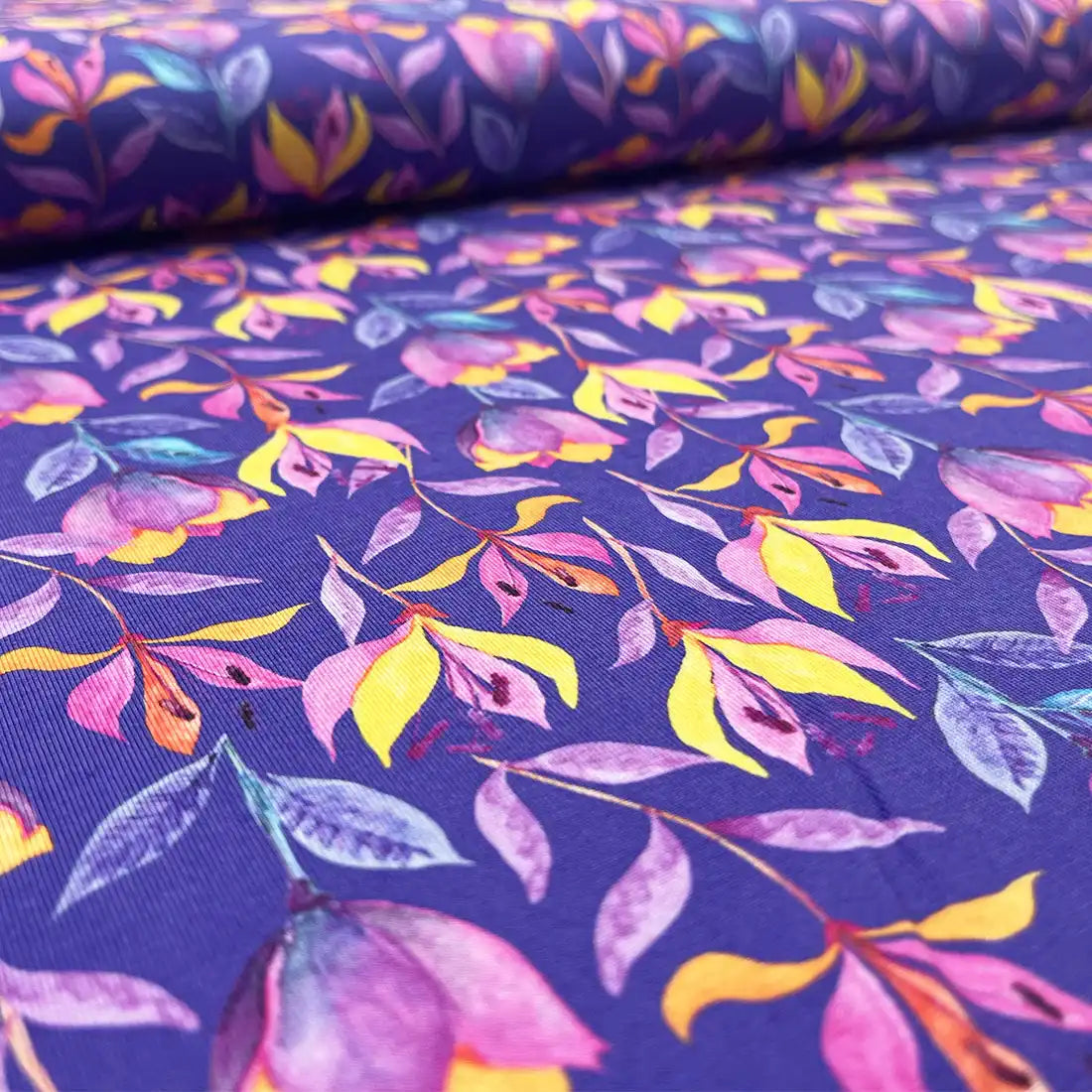 Tissu jersey imprimé violet et rose pour créations couture