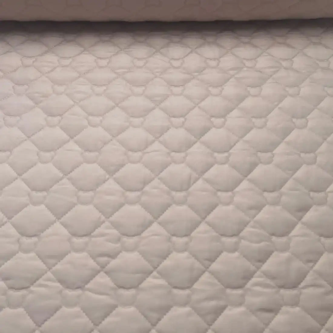 Tissu matelassé beige avec broderie ourson
