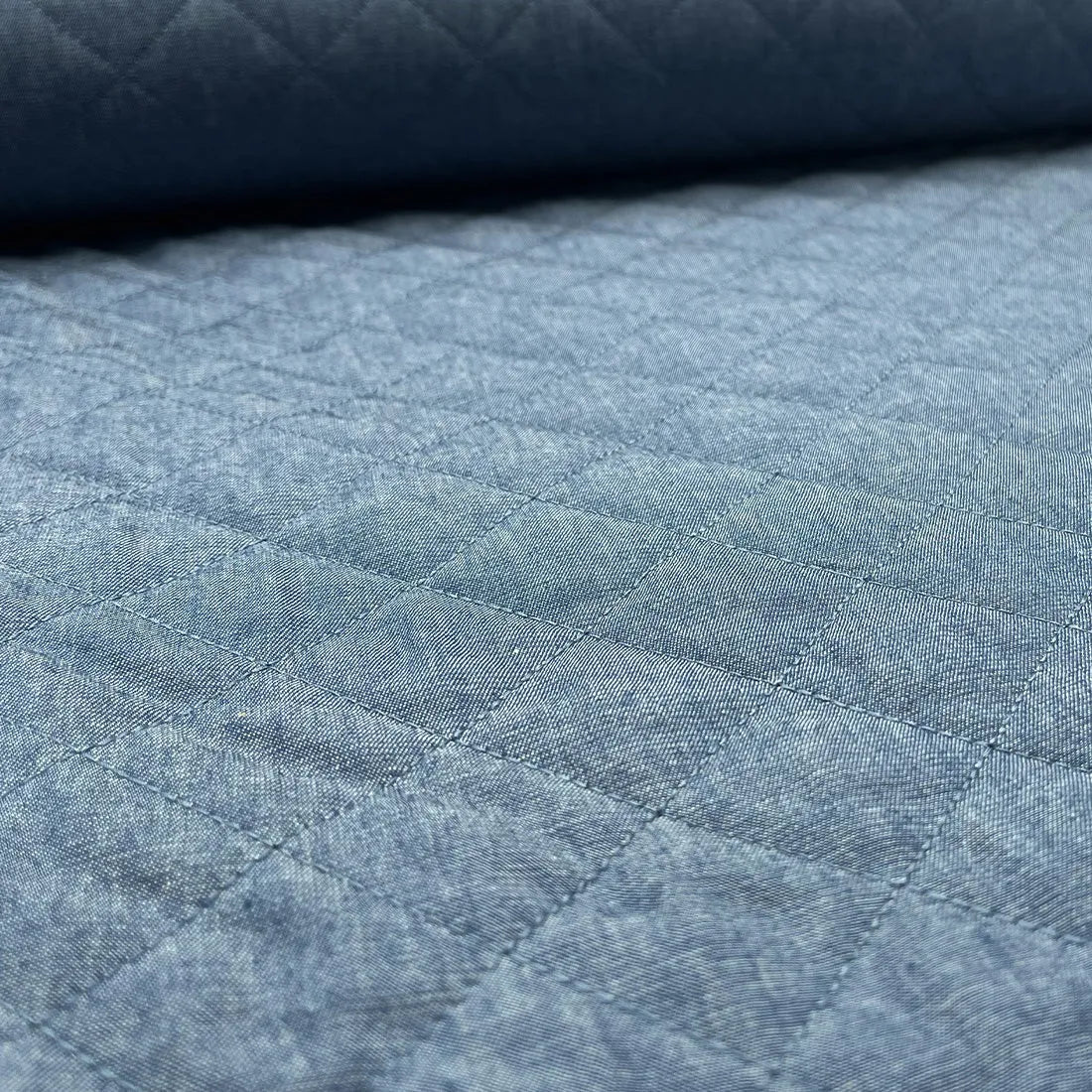 Tissu matelassé bleu jean – Style urbain et casual
