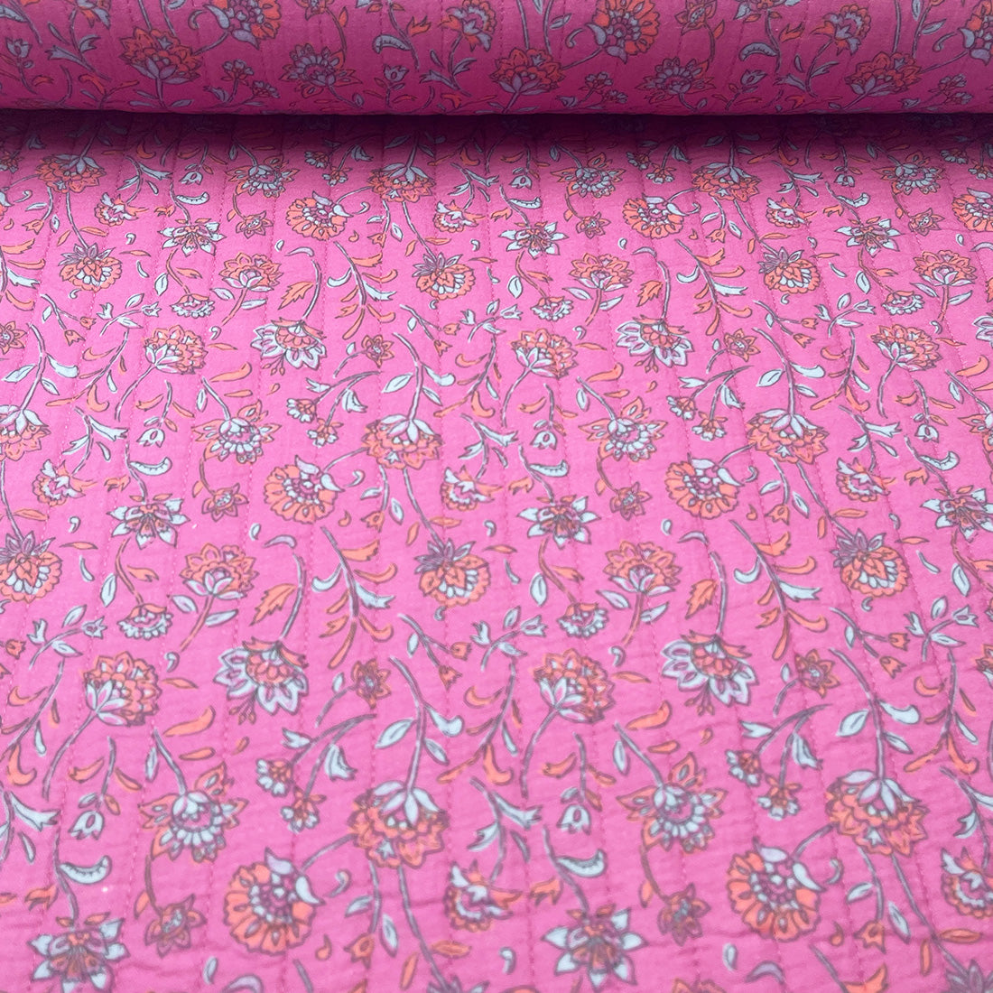 Tissu matelassé double face rose à fleurs rouges – Élégance et Confort