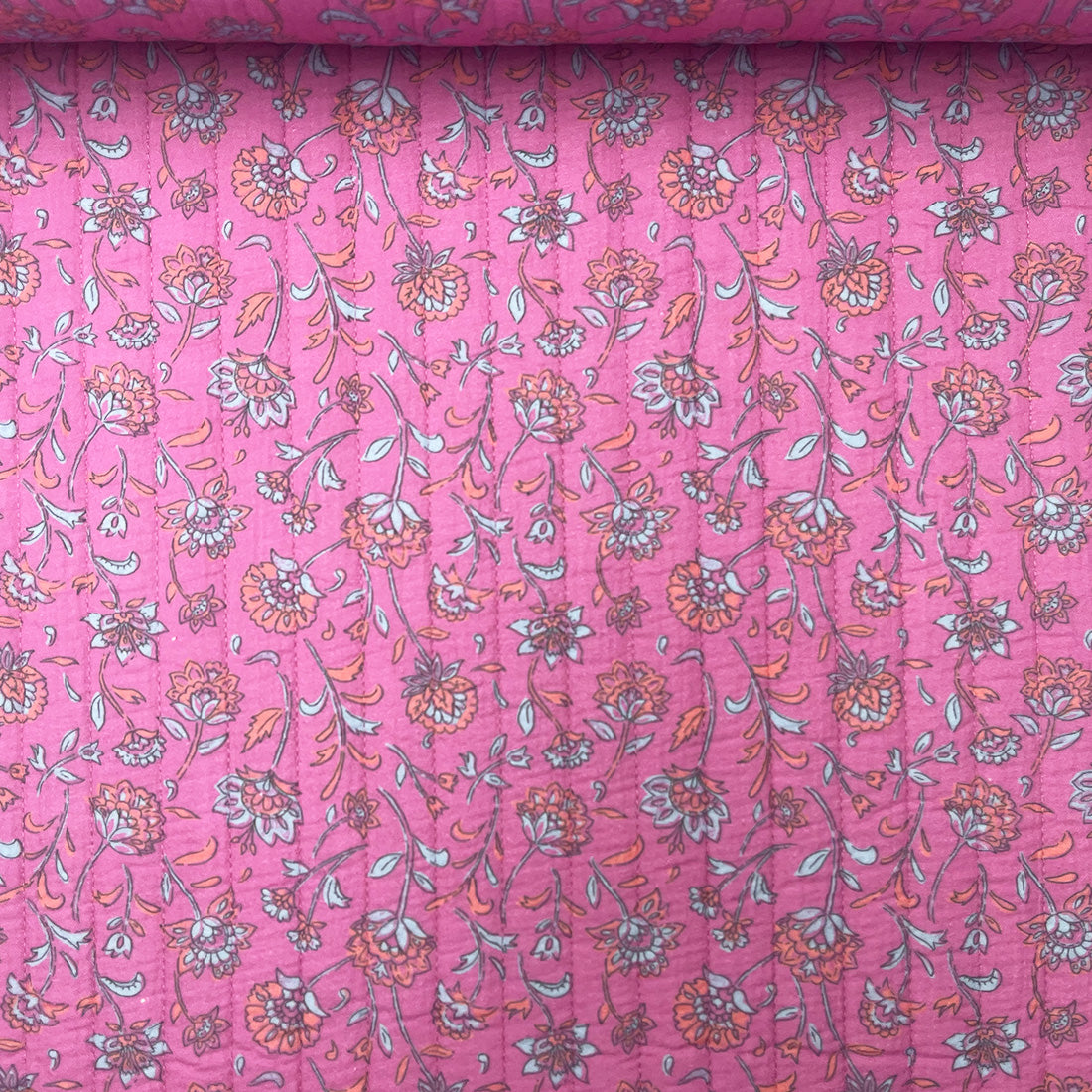 Tissu matelassé fond rose motif floral rouge – Idéal pour vestes et sacs