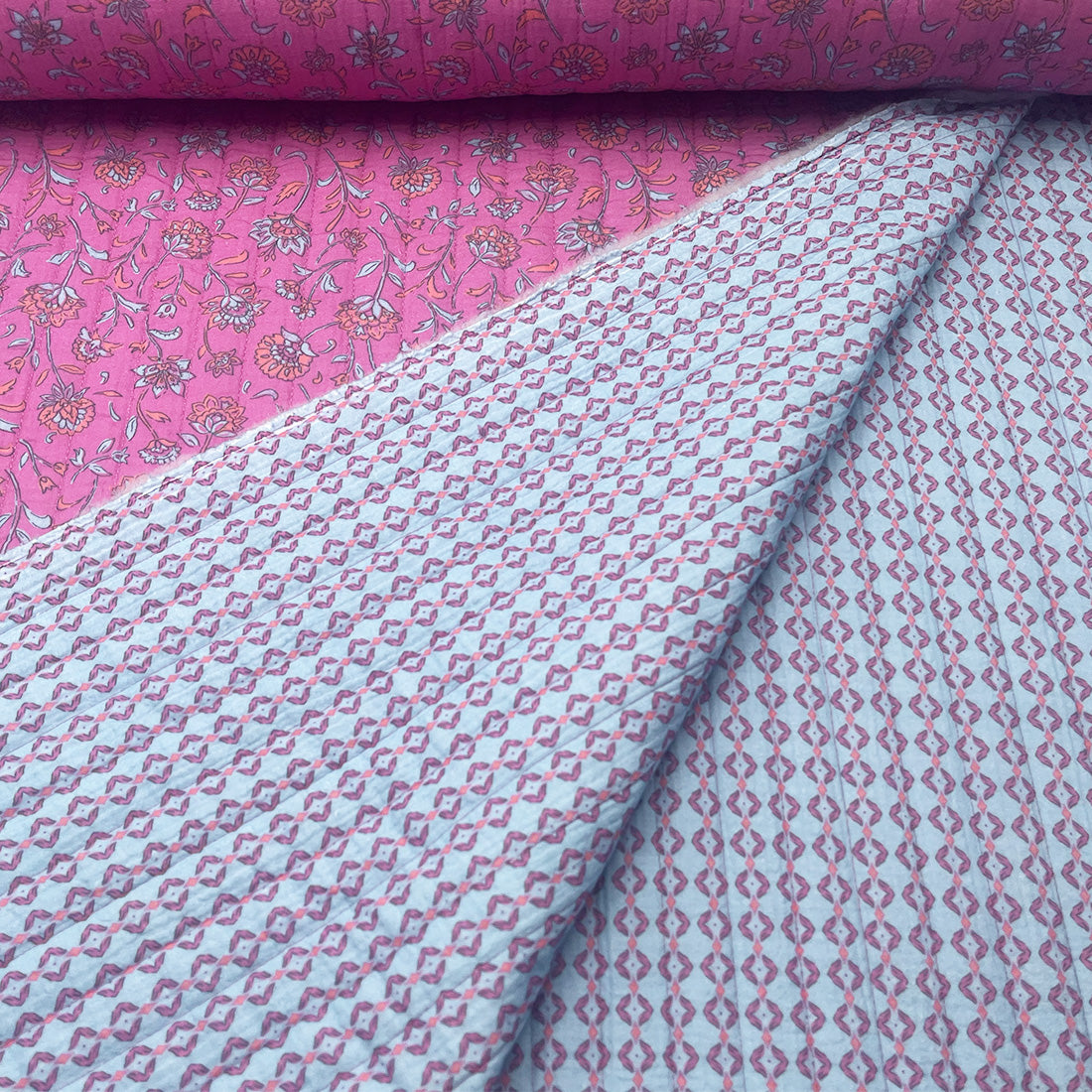 Tissu matelassé réversible rose à fleurs rouges
