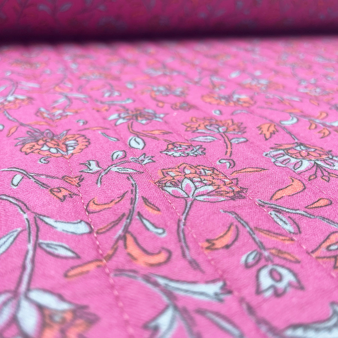 Tissu matelassé romantique rose avec fleurs rouges – Couture et Décoration