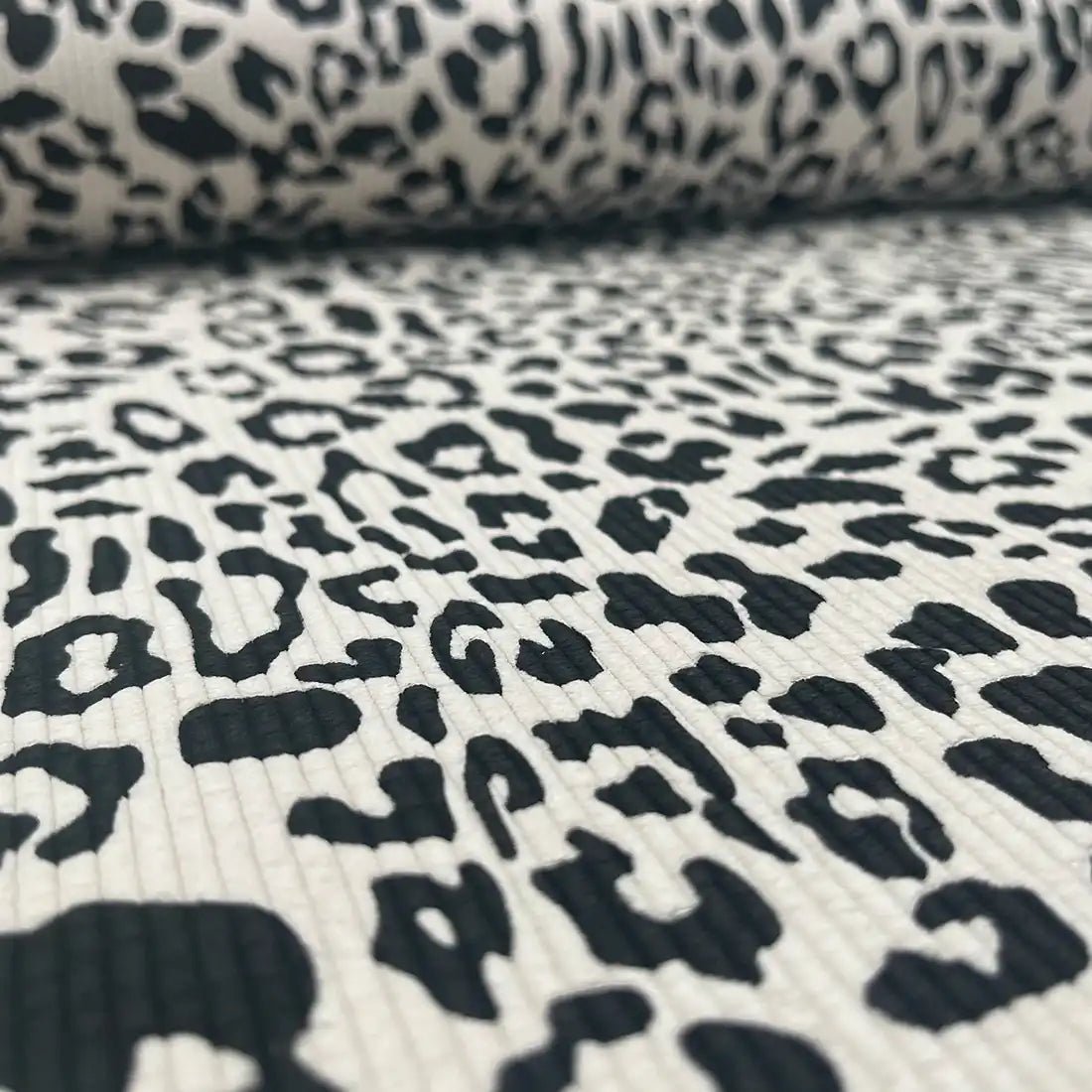 Tissu velours stretch léopard – noir/blanc intemporel