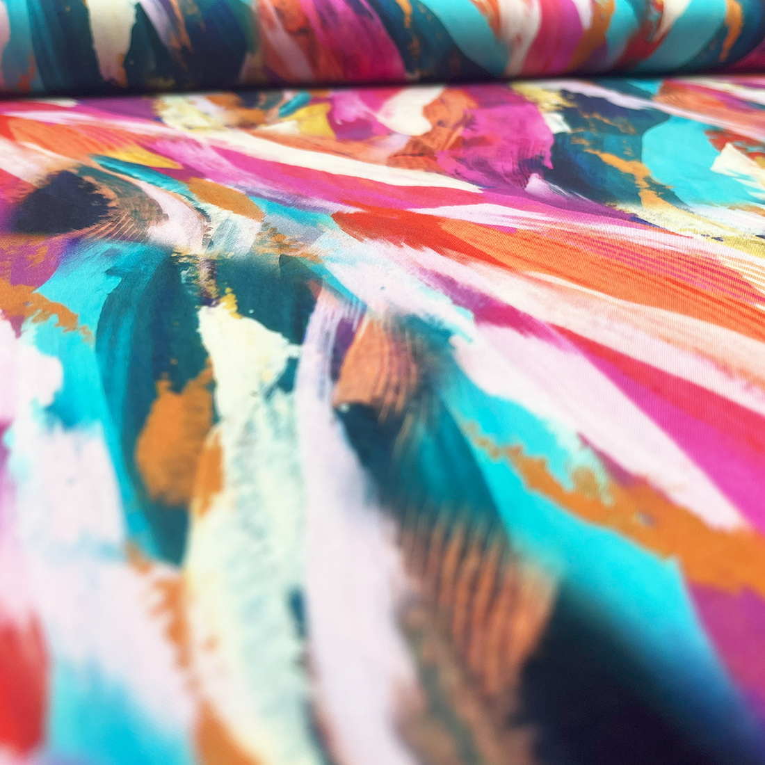 Tissu viscose fluide motif plumes aquarelle