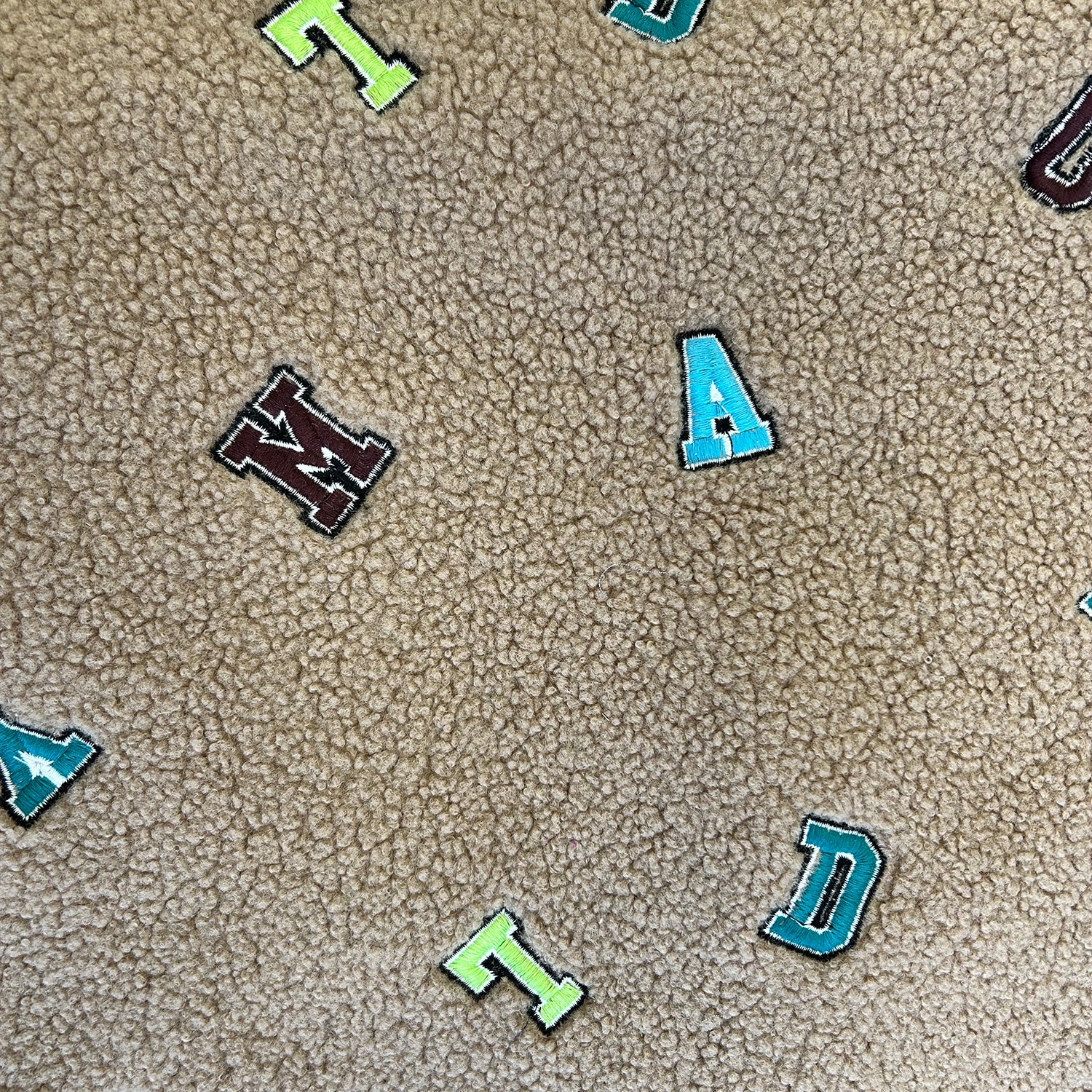 Tissus fausse fourrure Camel à Lettres Brodées