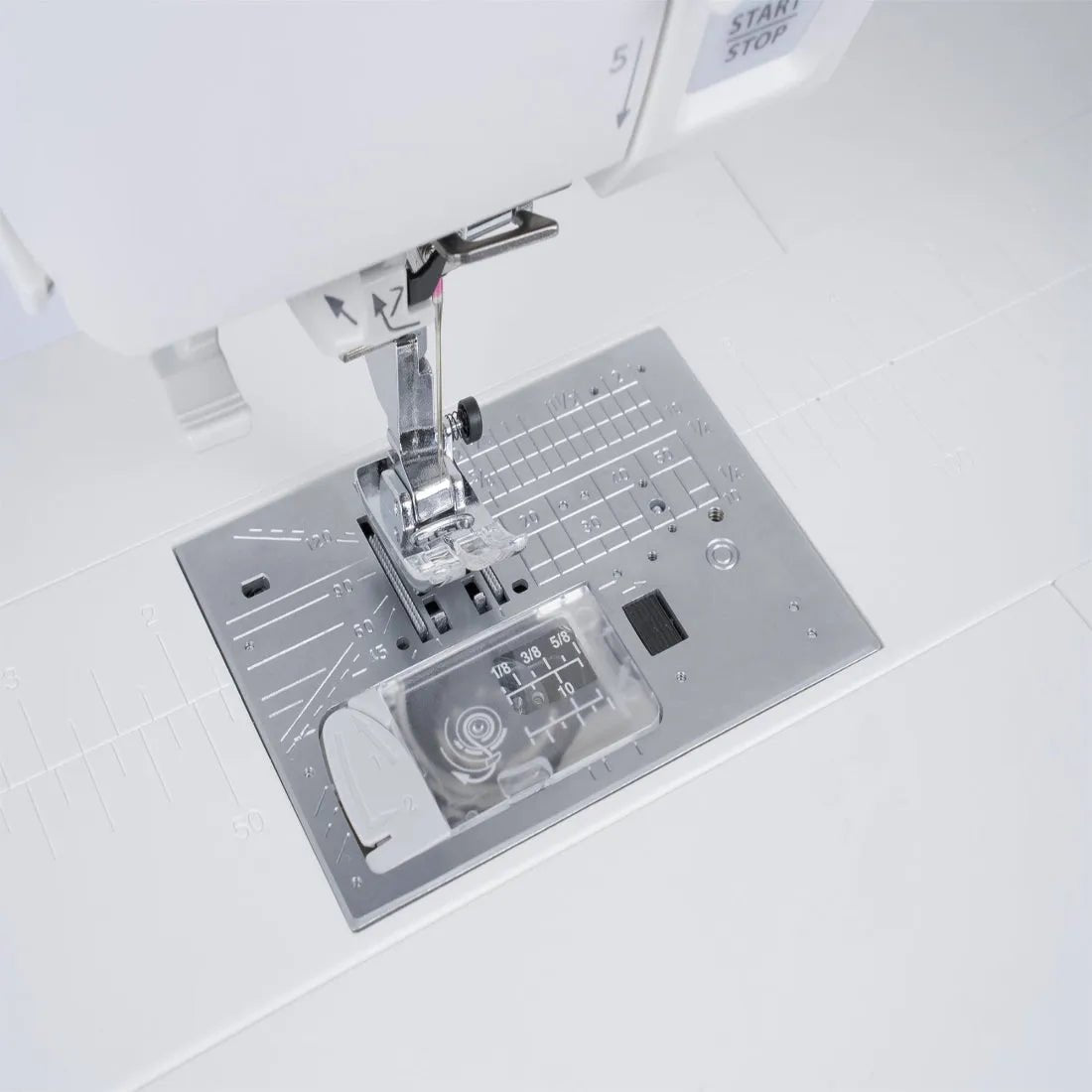 EXPO NEUVE Machine à coudre Janome Skyline S6 AE