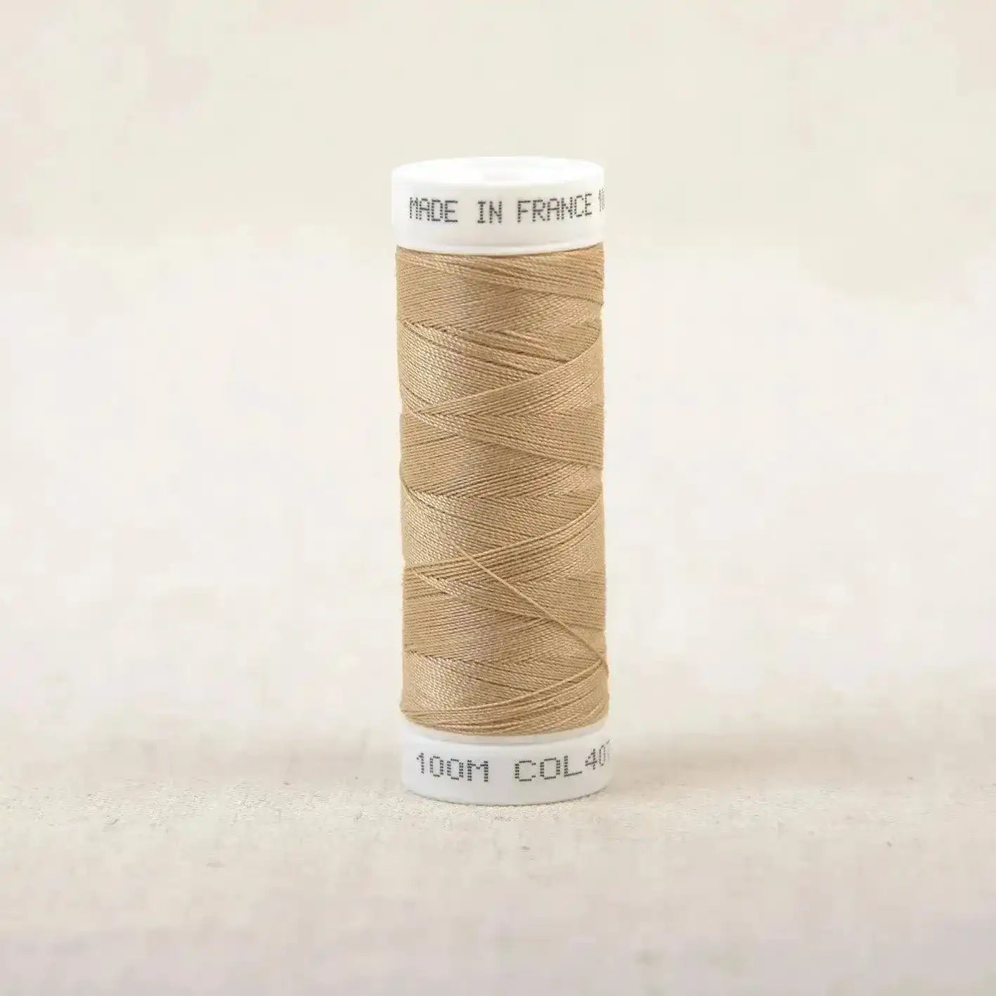 Fil à coudre beige