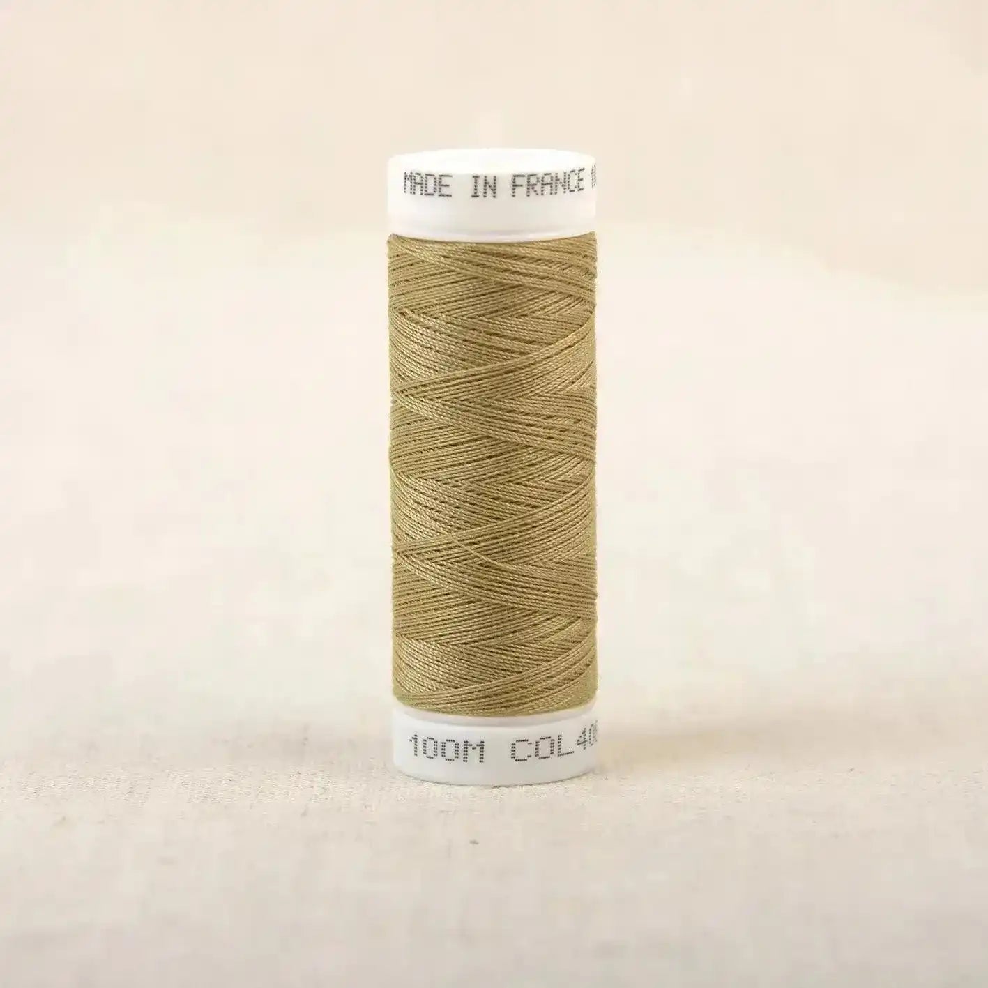 Fil à coudre beige