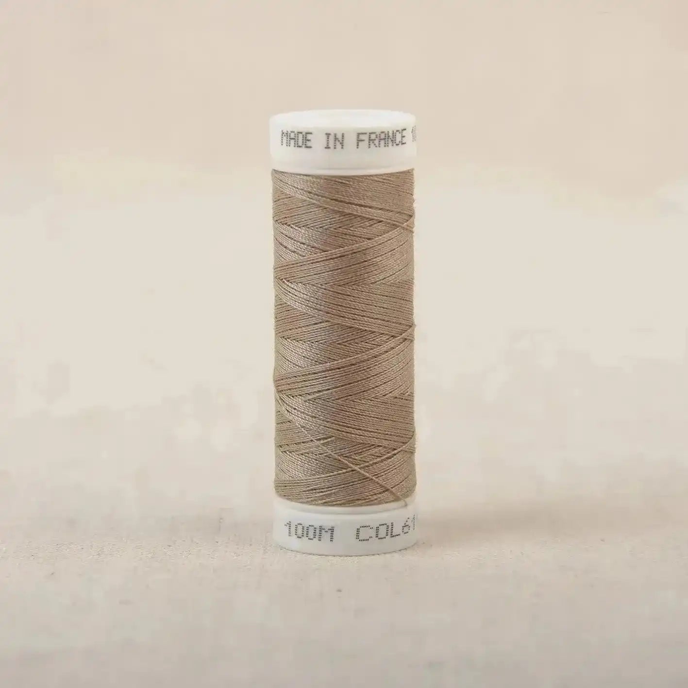 Fil à coudre beige