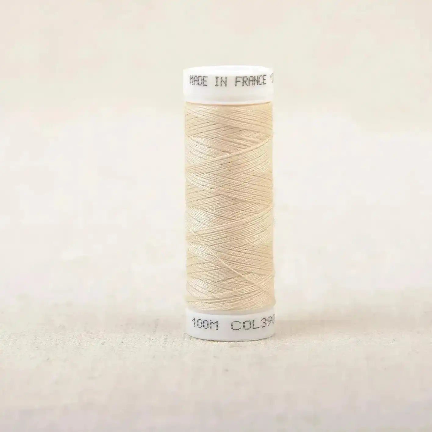 Fil à coudre beige