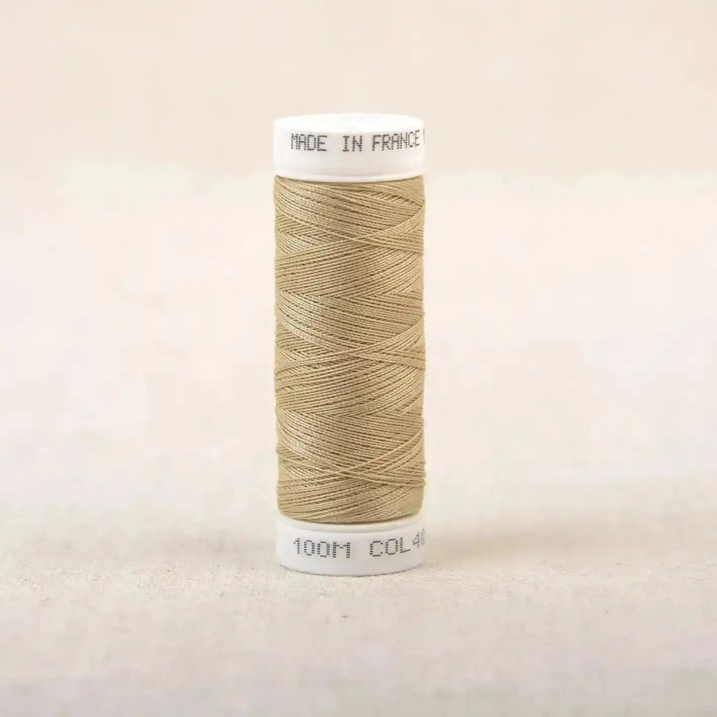 Fil à coudre beige