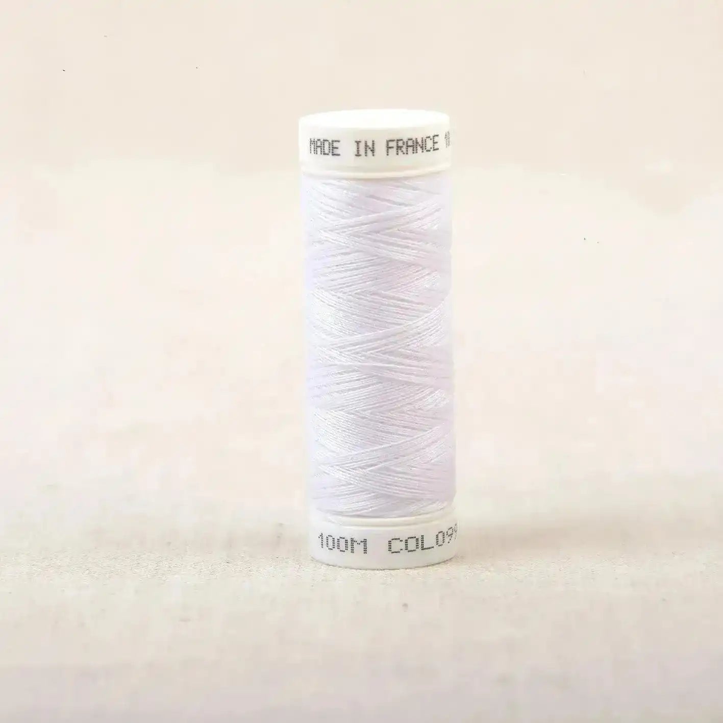 Fil à coudre blanc