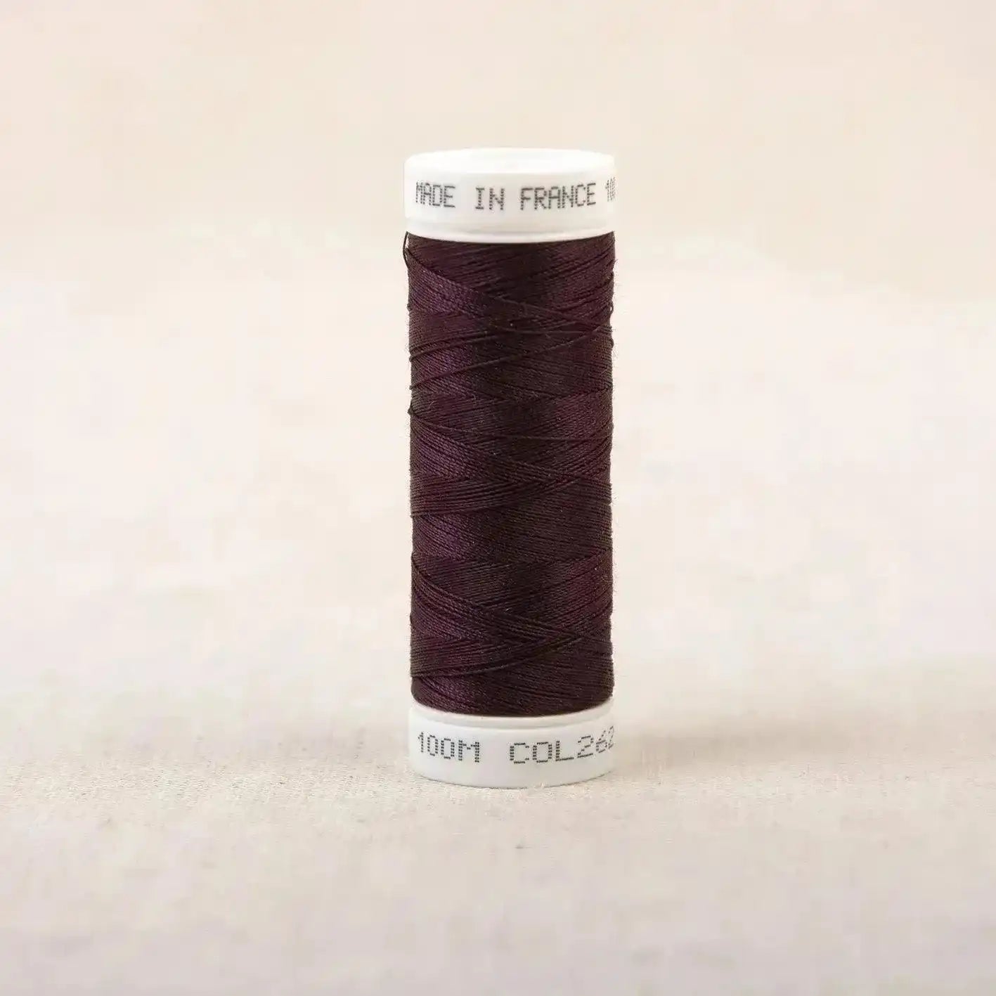 Fil à coudre bordeaux