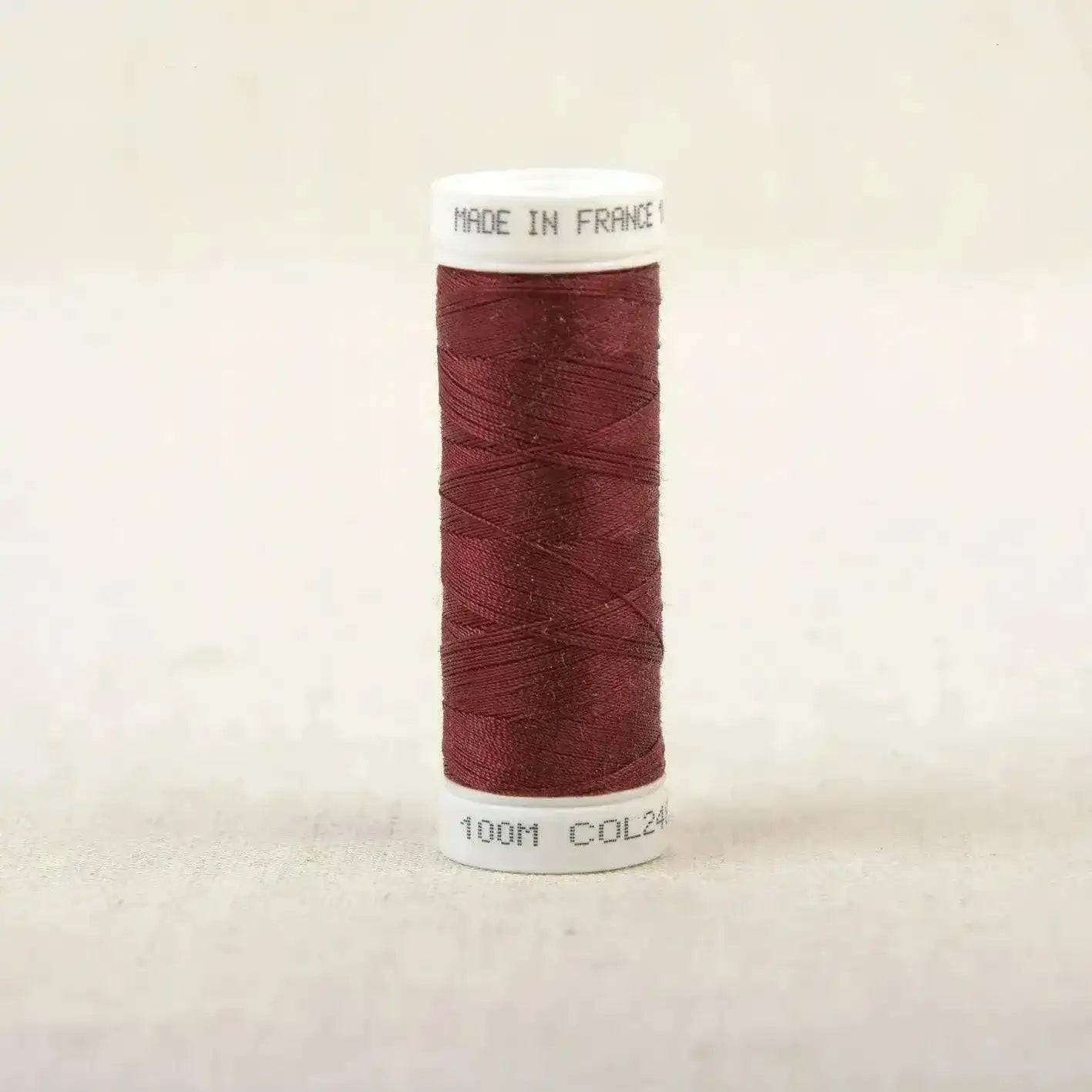 Fil à coudre bordeaux