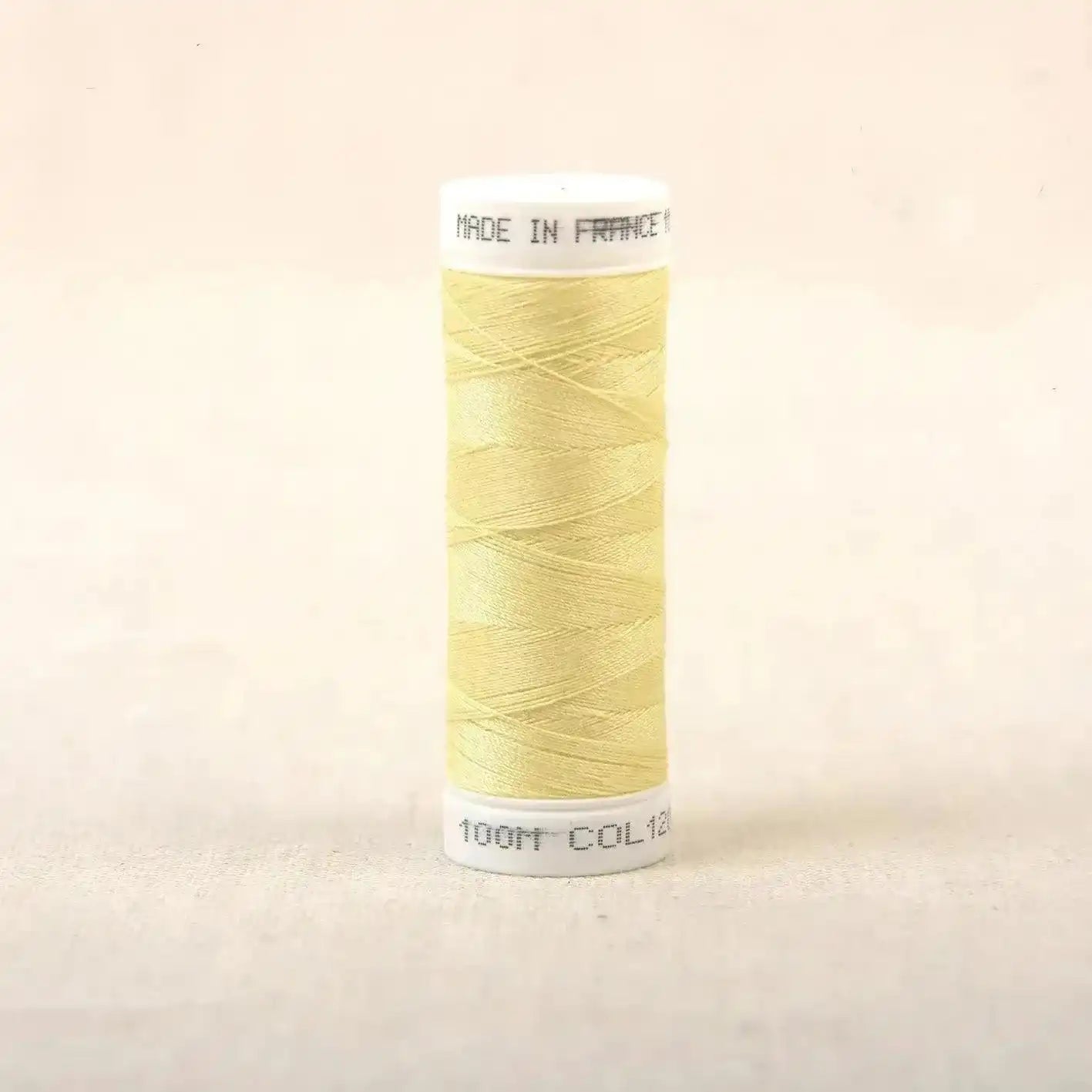 Fil à coudre jaune