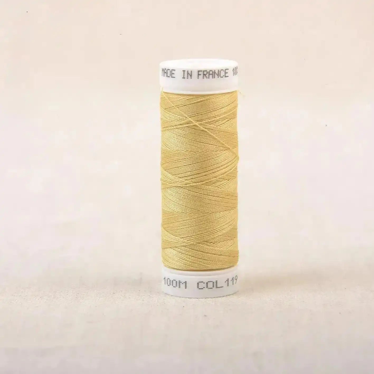 Fil à coudre jaune