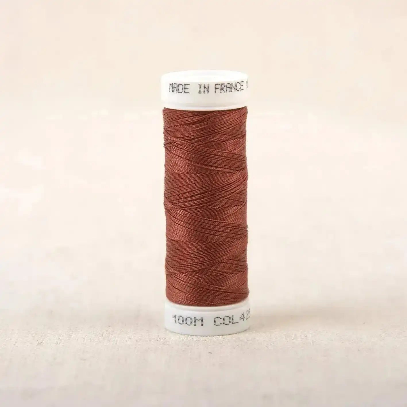 Fil à coudre marron