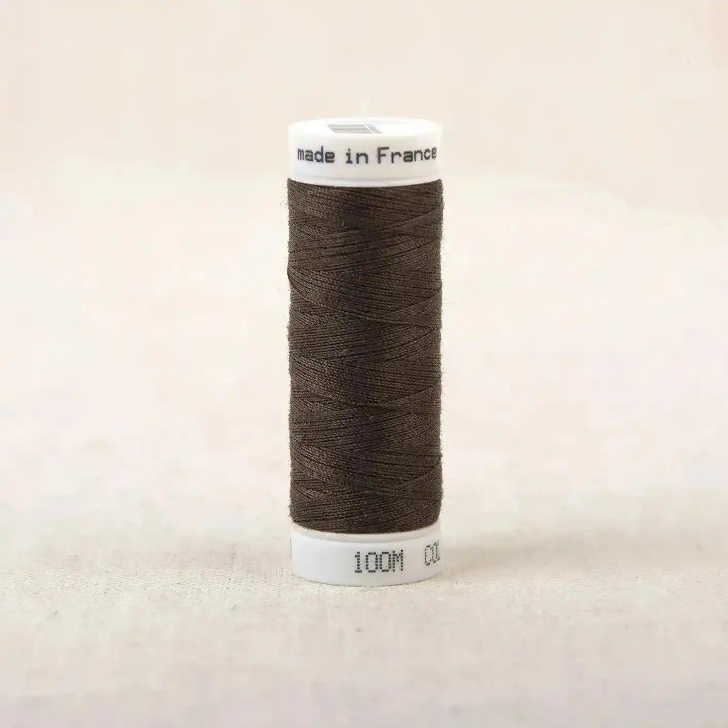 Fil à coudre marron