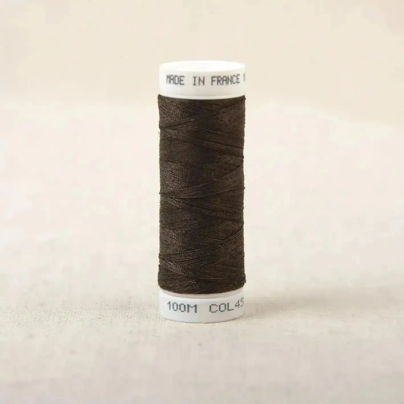 Fil à coudre marron