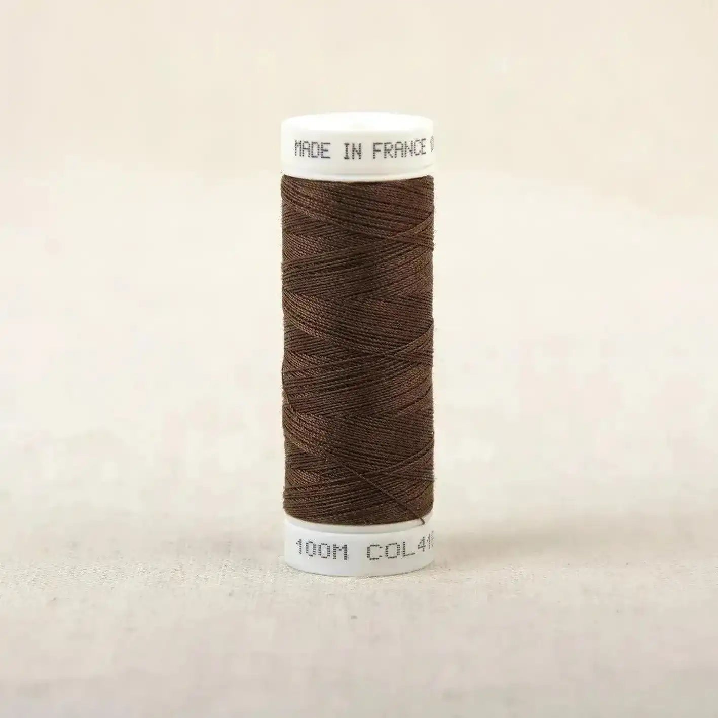 Fil à coudre marron