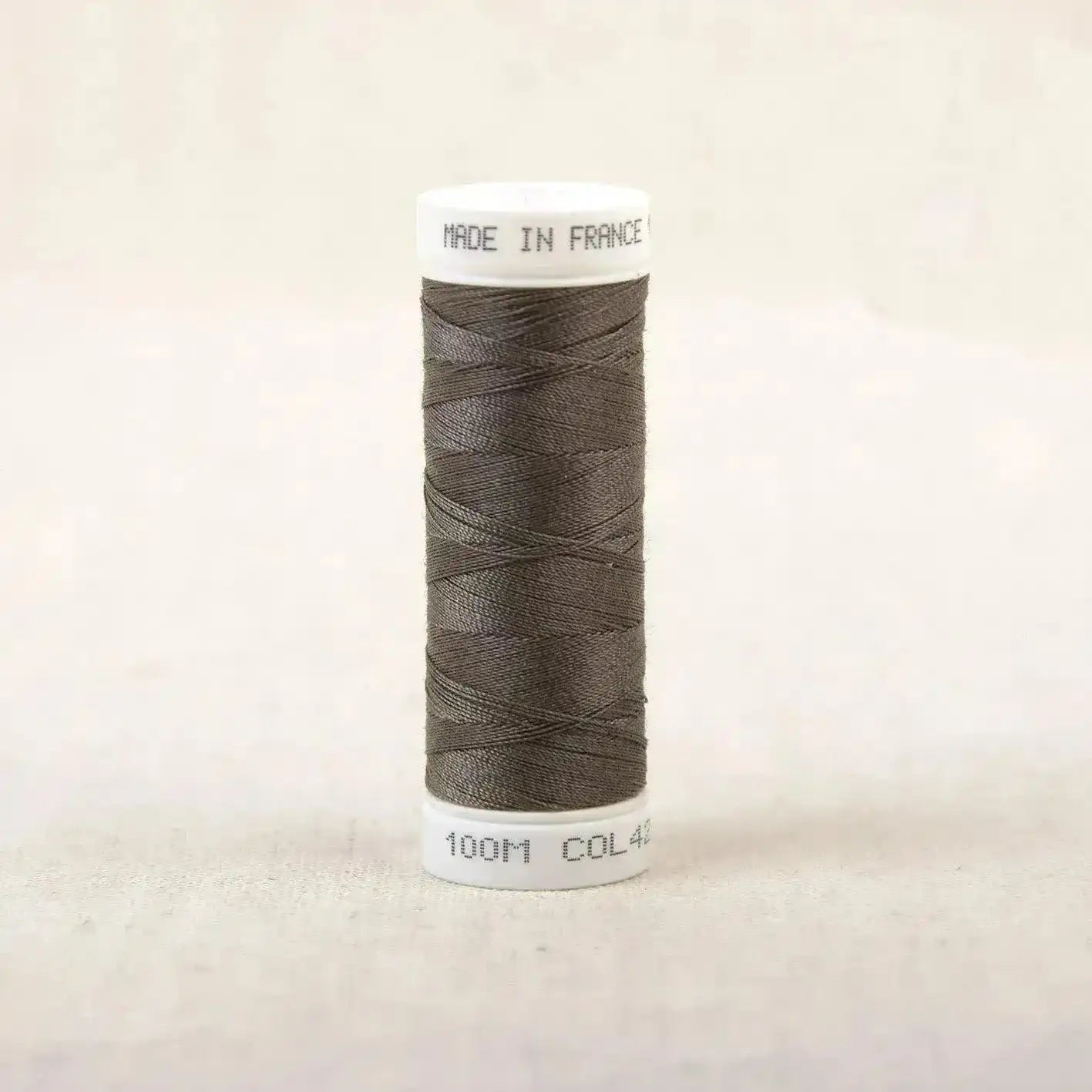 Fil à coudre marron