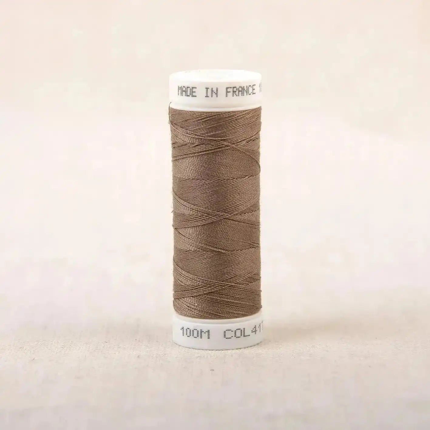 Fil à coudre marron