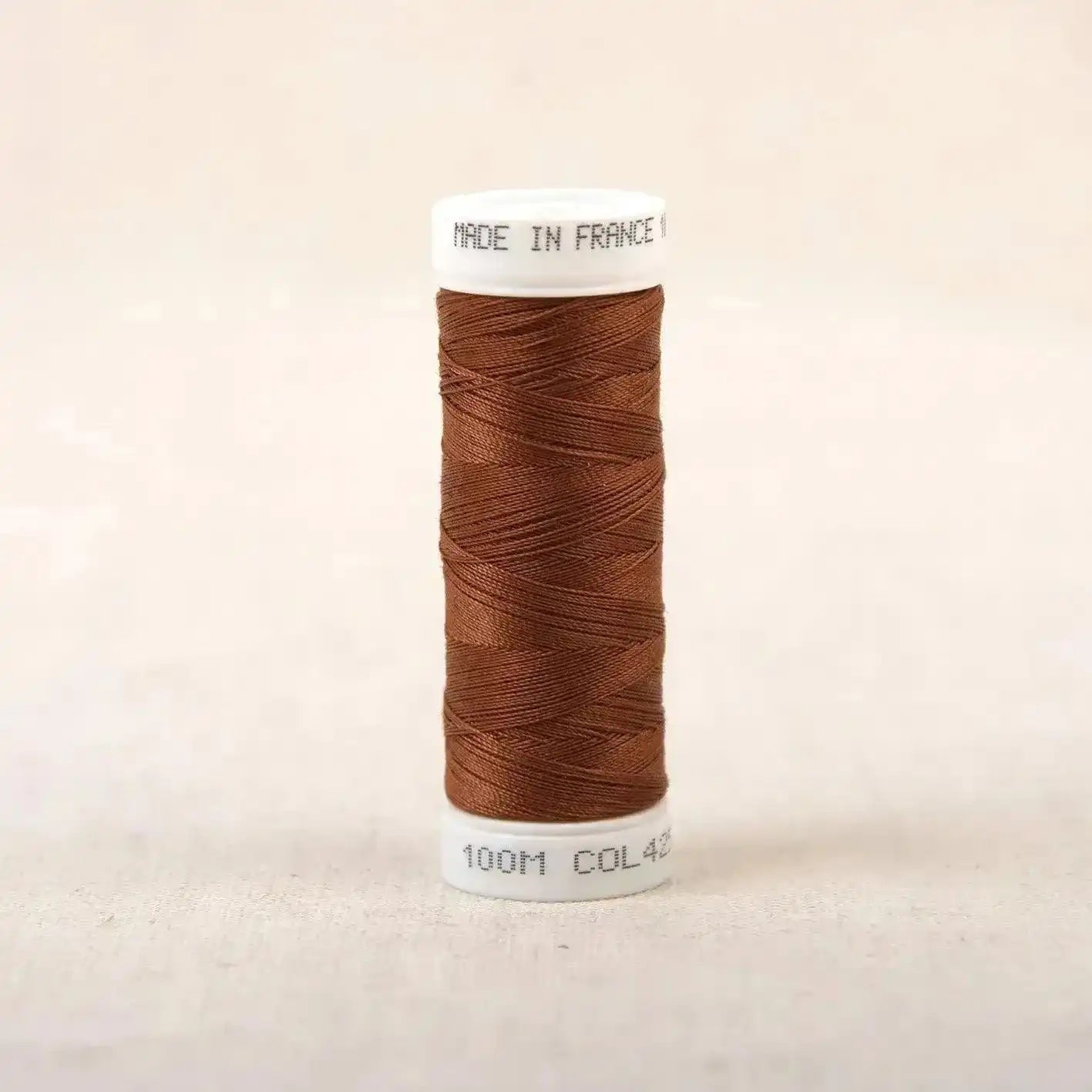 Fil à coudre marron